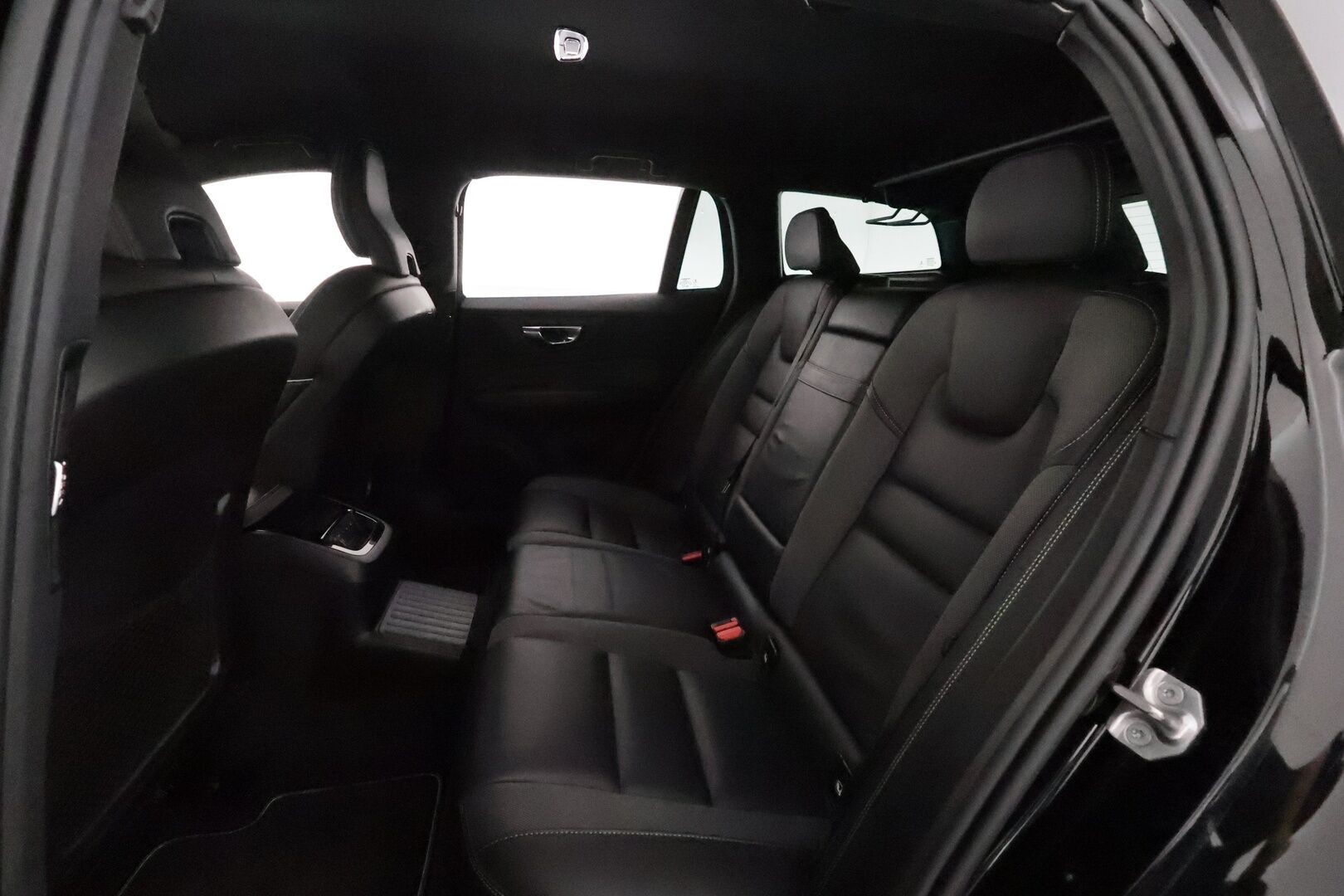 Volvo V60 2020 T8 TwE AWD R-Design aut **Adapt.vakkari / Full LED / BLIS / Koukku / Muistipenkki / Sporttipenkit** - Kahdet renkaat aluvanteilla / Merkkihuollettu / Penkinlämmittimet takana / Ratinlämmitin / Puolinahat / High Performance Audio