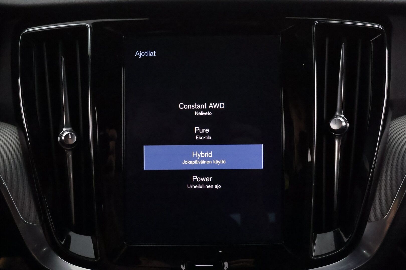 Volvo V60 2020 T8 TwE AWD R-Design aut **Adapt.vakkari / Full LED / BLIS / Koukku / Muistipenkki / Sporttipenkit** - Kahdet renkaat aluvanteilla / Merkkihuollettu / Penkinlämmittimet takana / Ratinlämmitin / Puolinahat / High Performance Audio