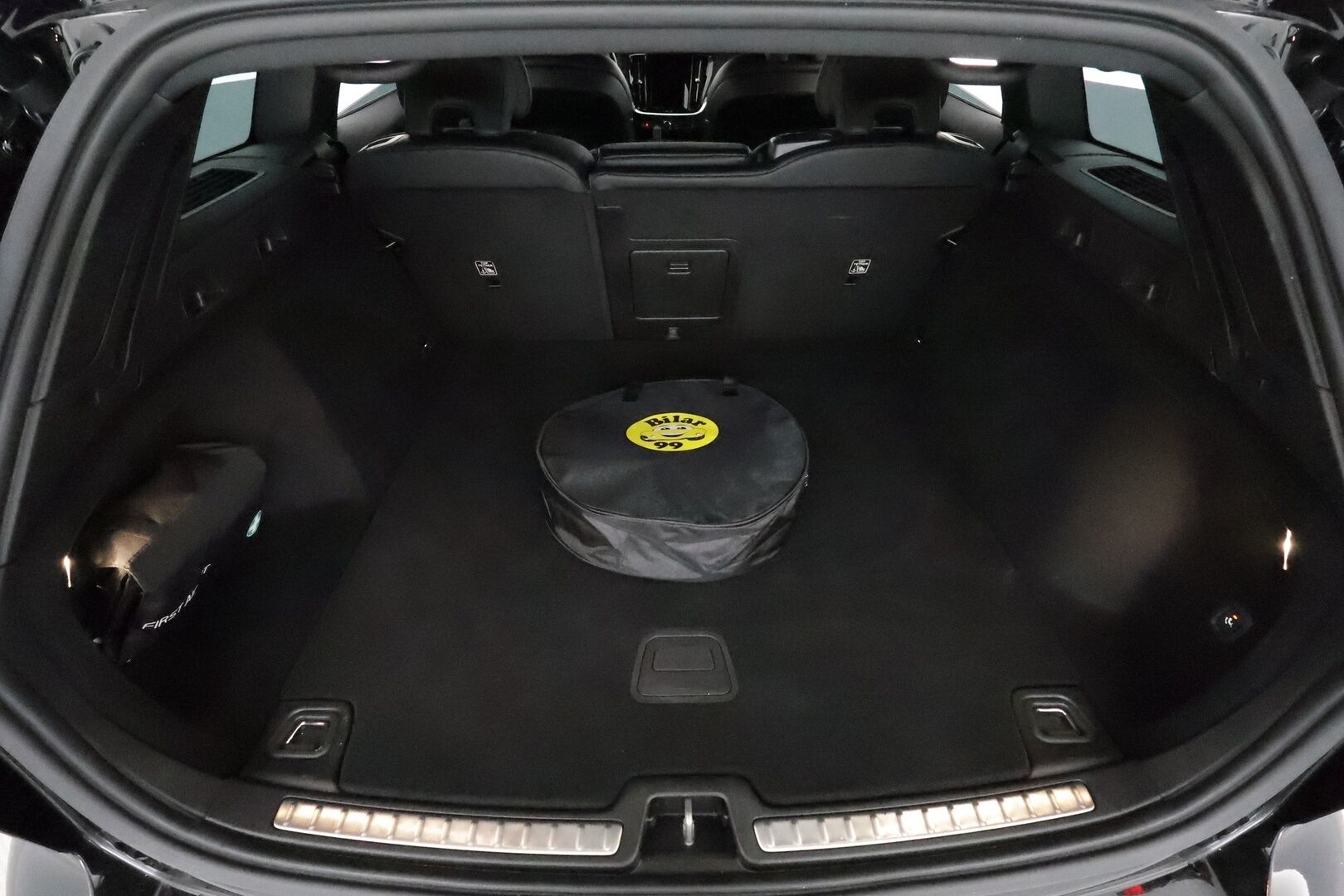 Volvo V60 2020 T8 TwE AWD R-Design aut **Adapt.vakkari / Full LED / BLIS / Koukku / Muistipenkki / Sporttipenkit** - Kahdet renkaat aluvanteilla / Merkkihuollettu / Penkinlämmittimet takana / Ratinlämmitin / Puolinahat / High Performance Audio