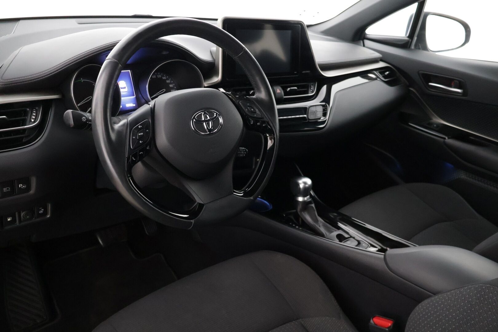 Toyota C-HR 2019 1,8 Hybrid Active ** Peruutuskamera / Adaptiivinen vakkari / Lämmitettävä ratti - * Huippu hieno / Kahdet renkaat / Tulossa * - HULLUT AVAJAISHULINAT KORKOTARJOUS 3,29 %