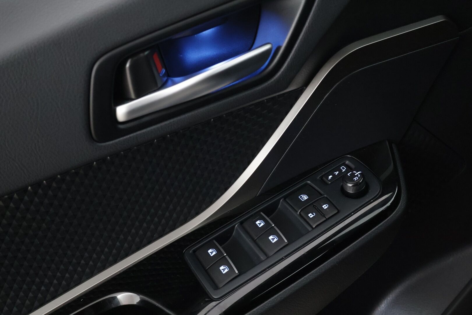 Toyota C-HR 2019 1,8 Hybrid Active ** Peruutuskamera / Adaptiivinen vakkari / Lämmitettävä ratti - * Huippu hieno / Kahdet renkaat / Tulossa * - HULLUT AVAJAISHULINAT KORKOTARJOUS 3,29 %