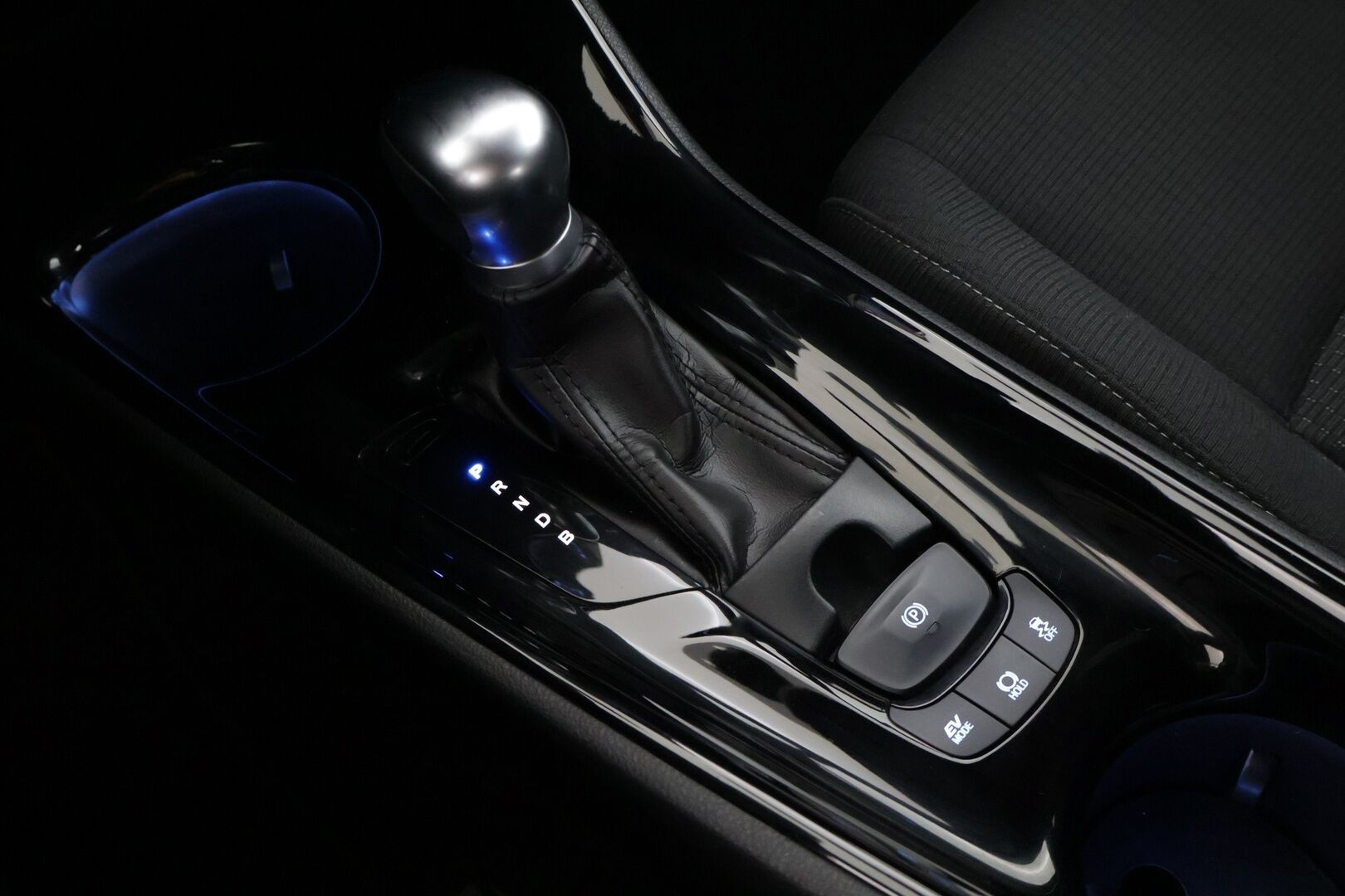 Toyota C-HR 2019 1,8 Hybrid Active ** Peruutuskamera / Adaptiivinen vakkari / Lämmitettävä ratti - * Huippu hieno / Kahdet renkaat / Tulossa * - HULLUT AVAJAISHULINAT KORKOTARJOUS 3,29 %