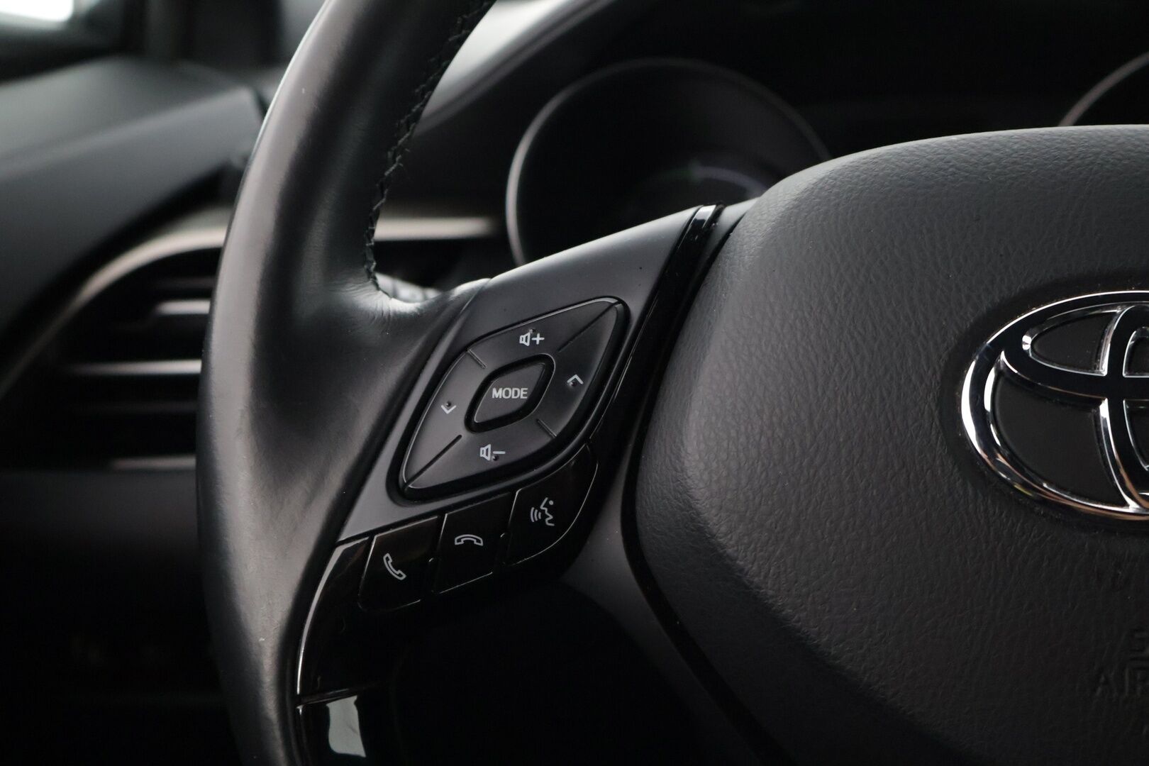 Toyota C-HR 2019 1,8 Hybrid Active ** Peruutuskamera / Adaptiivinen vakkari / Lämmitettävä ratti - * Huippu hieno / Kahdet renkaat / Tulossa * - HULLUT AVAJAISHULINAT KORKOTARJOUS 3,29 %