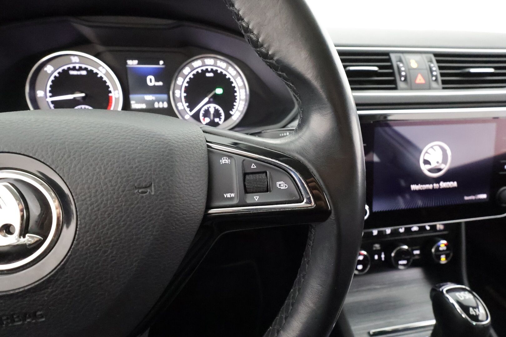 Skoda Superb 2020 Combi 2,0 TDI 190 4x4 Style BusinessLine DSG * ACC / Webasto / Canton / Nahkasisusta / Matrix-LED / Koukku / Keyless * - Kahdet renkaat aluvanteilla / Merkkihuollot