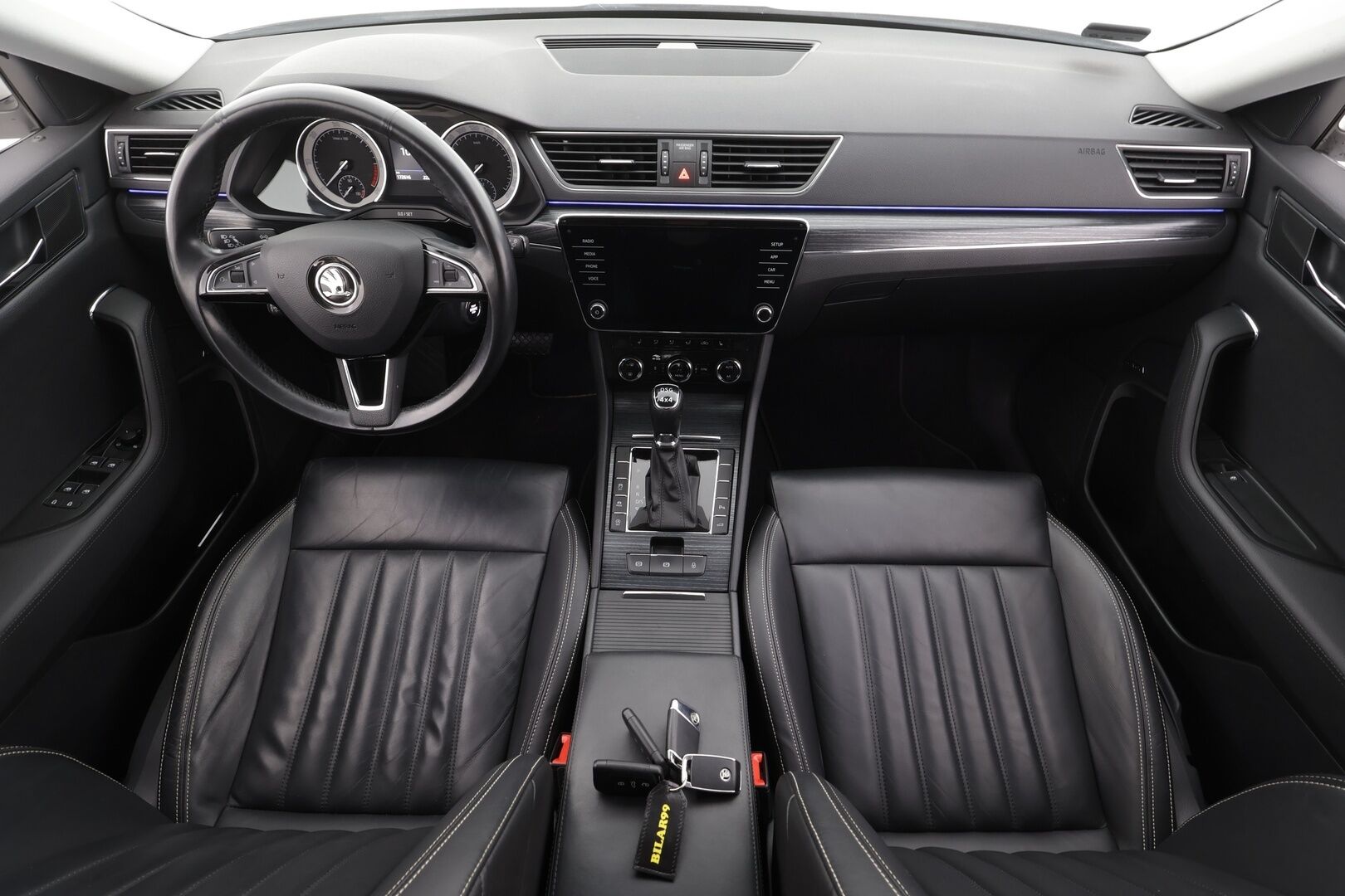 Skoda Superb 2020 Combi 2,0 TDI 190 4x4 Style BusinessLine DSG * ACC / Webasto / Canton / Nahkasisusta / Matrix-LED / Koukku / Keyless * - Kahdet renkaat aluvanteilla / Merkkihuollot