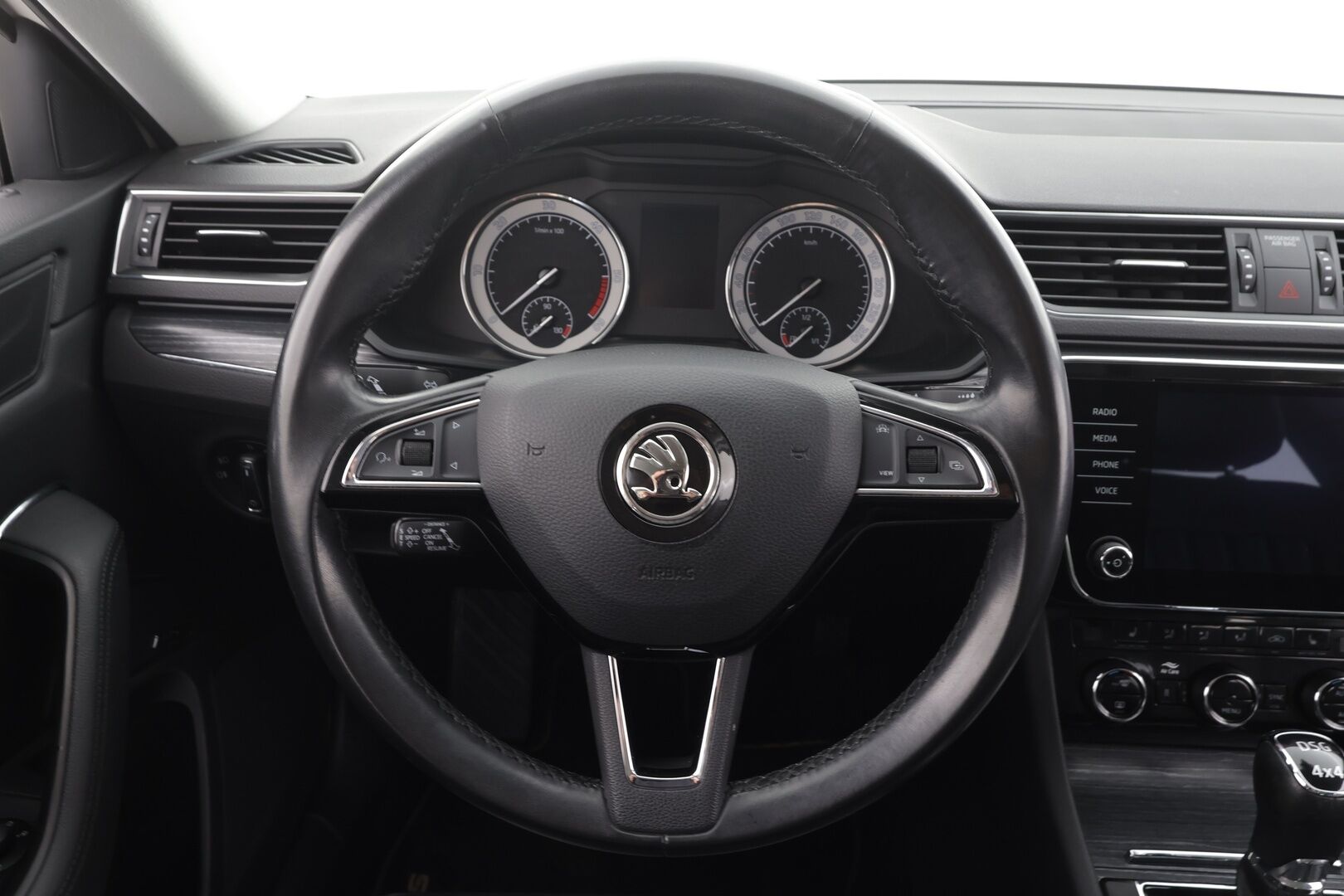 Skoda Superb 2020 Combi 2,0 TDI 190 4x4 Style BusinessLine DSG * ACC / Webasto / Canton / Nahkasisusta / Matrix-LED / Koukku / Keyless * - Kahdet renkaat aluvanteilla / Merkkihuollot