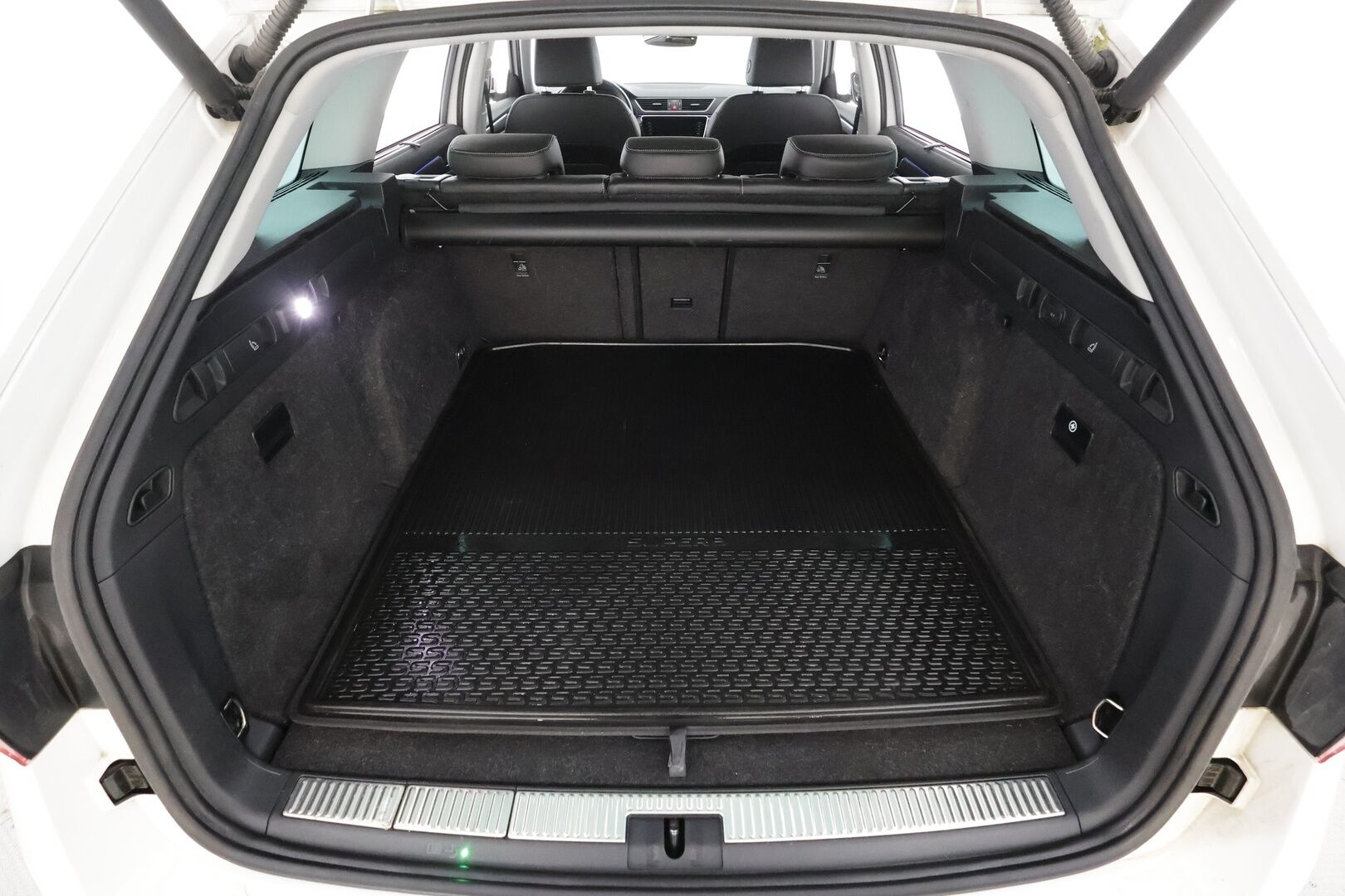 Skoda Superb 2020 Combi 2,0 TDI 190 4x4 Style BusinessLine DSG * ACC / Webasto / Canton / Nahkasisusta / Matrix-LED / Koukku / Keyless * - Kahdet renkaat aluvanteilla / Merkkihuollot