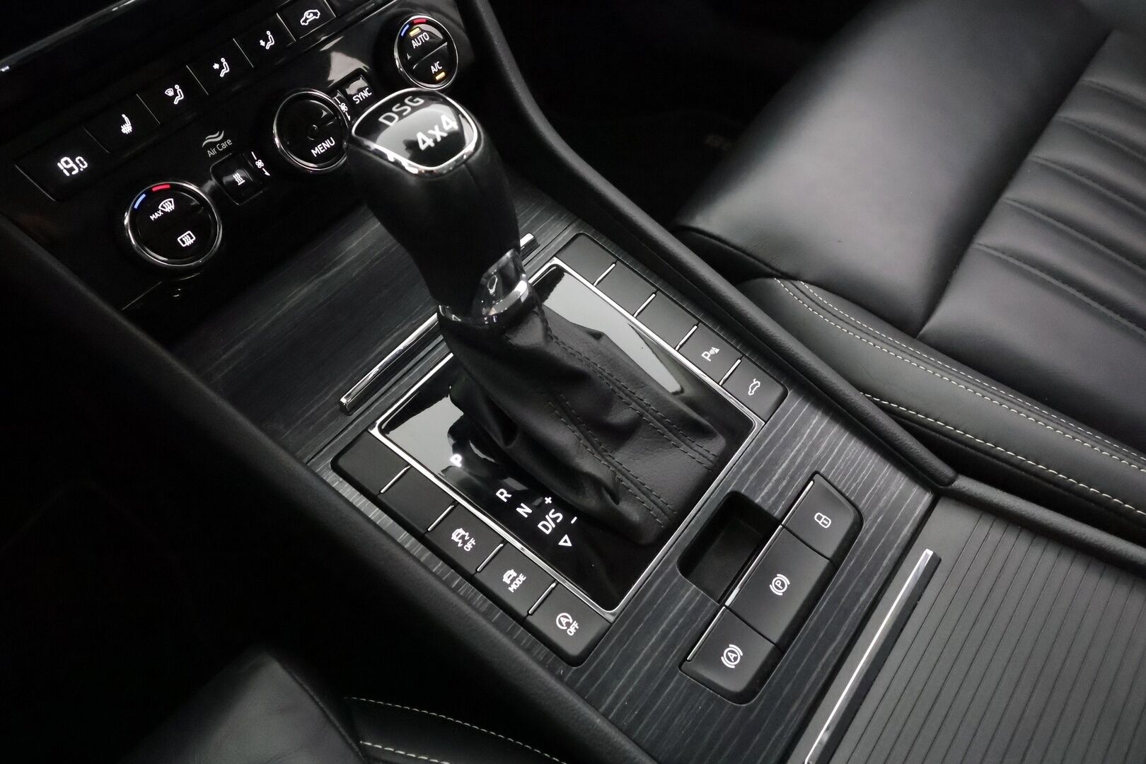 Skoda Superb 2020 Combi 2,0 TDI 190 4x4 Style BusinessLine DSG * ACC / Webasto / Canton / Nahkasisusta / Matrix-LED / Koukku / Keyless * - Kahdet renkaat aluvanteilla / Merkkihuollot