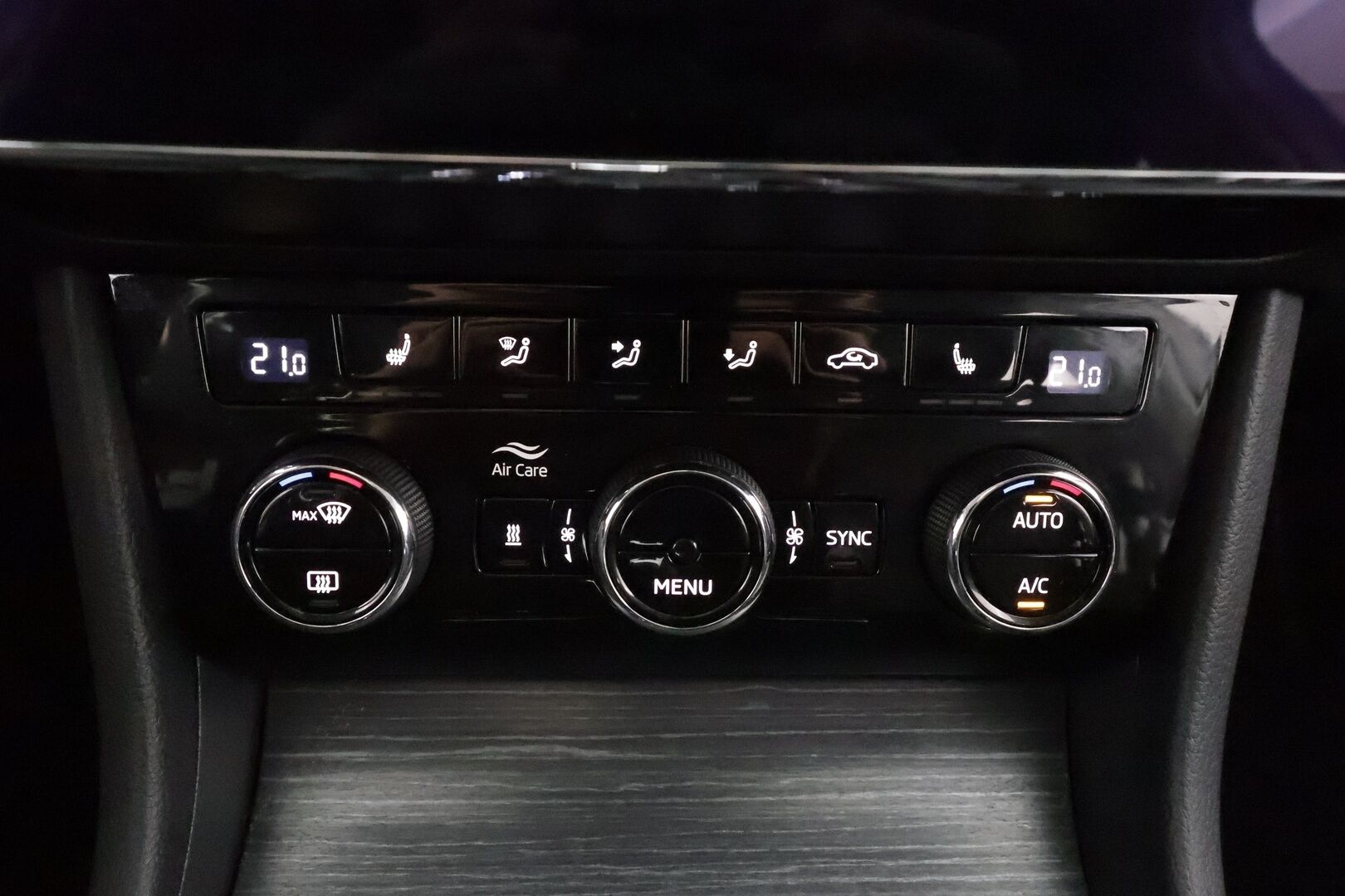 Skoda Superb 2020 Combi 2,0 TDI 190 4x4 Style BusinessLine DSG * ACC / Webasto / Canton / Nahkasisusta / Matrix-LED / Koukku / Keyless * - Kahdet renkaat aluvanteilla / Merkkihuollot