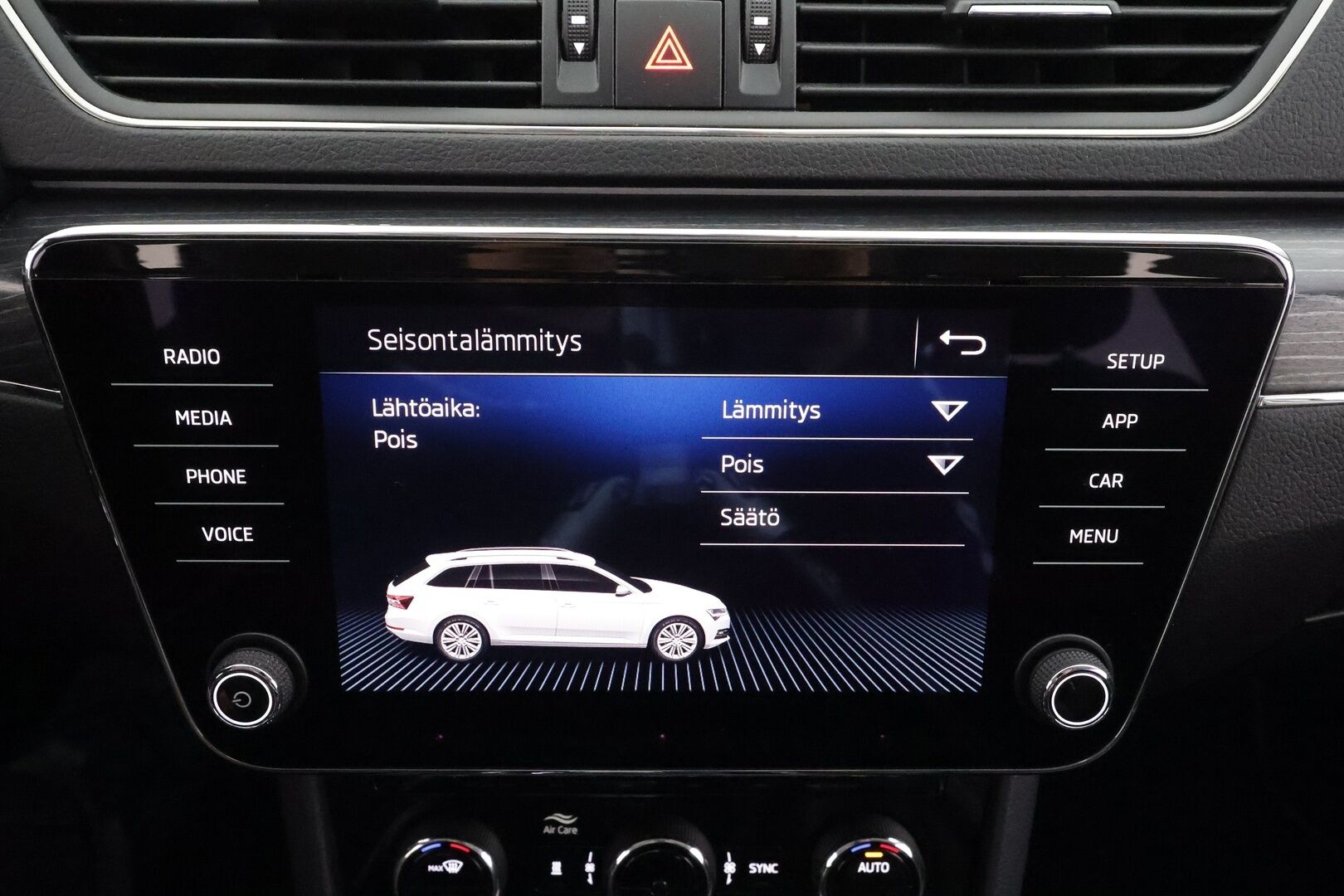 Skoda Superb 2020 Combi 2,0 TDI 190 4x4 Style BusinessLine DSG * ACC / Webasto / Canton / Nahkasisusta / Matrix-LED / Koukku / Keyless * - Kahdet renkaat aluvanteilla / Merkkihuollot