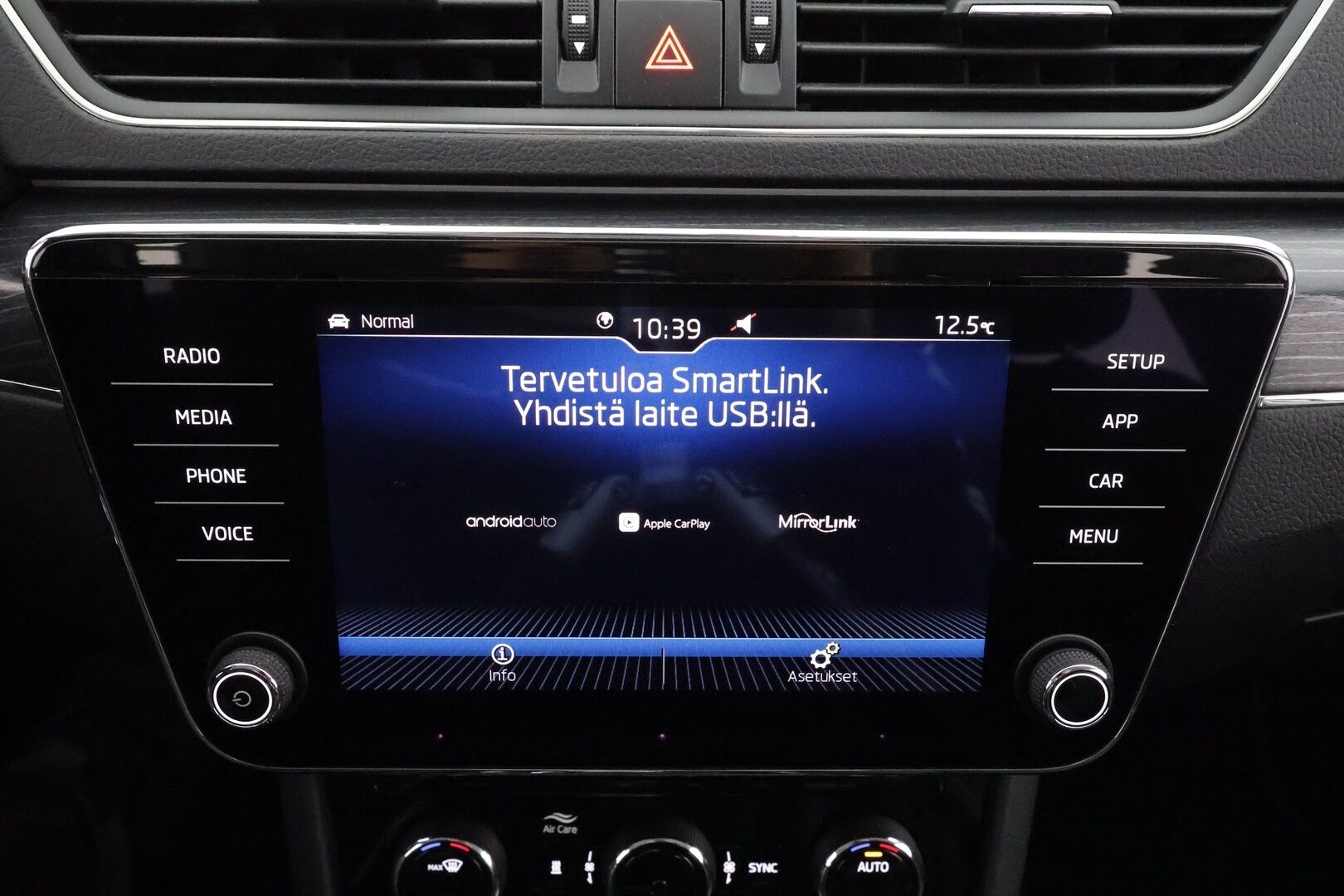 Skoda Superb 2020 Combi 2,0 TDI 190 4x4 Style BusinessLine DSG * ACC / Webasto / Canton / Nahkasisusta / Matrix-LED / Koukku / Keyless * - Kahdet renkaat aluvanteilla / Merkkihuollot
