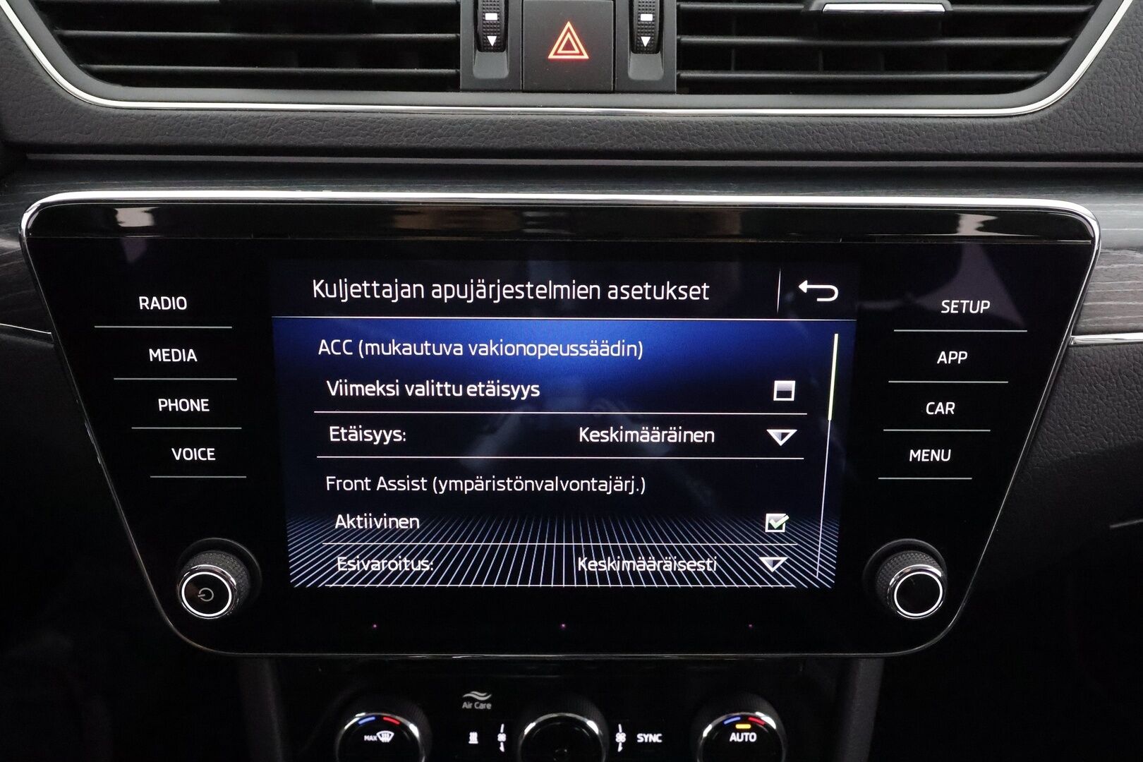 Skoda Superb 2020 Combi 2,0 TDI 190 4x4 Style BusinessLine DSG * ACC / Webasto / Canton / Nahkasisusta / Matrix-LED / Koukku / Keyless * - Kahdet renkaat aluvanteilla / Merkkihuollot