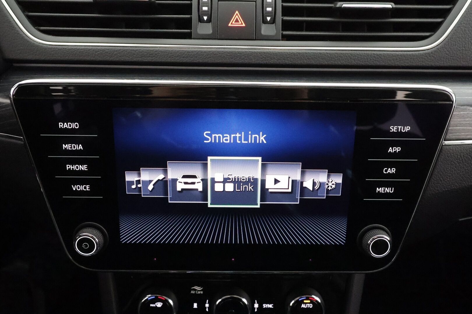 Skoda Superb 2020 Combi 2,0 TDI 190 4x4 Style BusinessLine DSG * ACC / Webasto / Canton / Nahkasisusta / Matrix-LED / Koukku / Keyless * - Kahdet renkaat aluvanteilla / Merkkihuollot