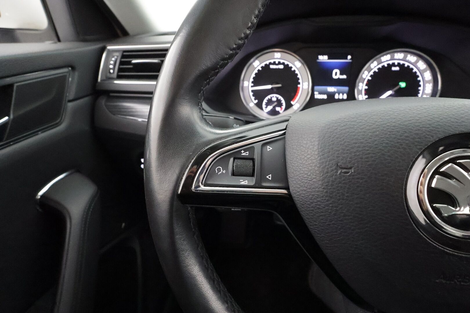 Skoda Superb 2020 Combi 2,0 TDI 190 4x4 Style BusinessLine DSG * ACC / Webasto / Canton / Nahkasisusta / Matrix-LED / Koukku / Keyless * - Kahdet renkaat aluvanteilla / Merkkihuollot