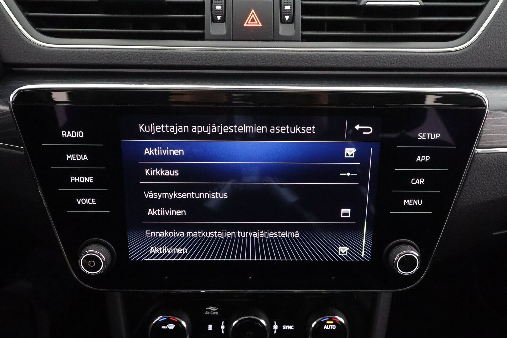 Skoda Superb 2020 Combi 2,0 TDI 190 4x4 Style BusinessLine DSG * ACC / Webasto / Canton / Nahkasisusta / Matrix-LED / Koukku / Keyless * - Kahdet renkaat aluvanteilla / Merkkihuollot