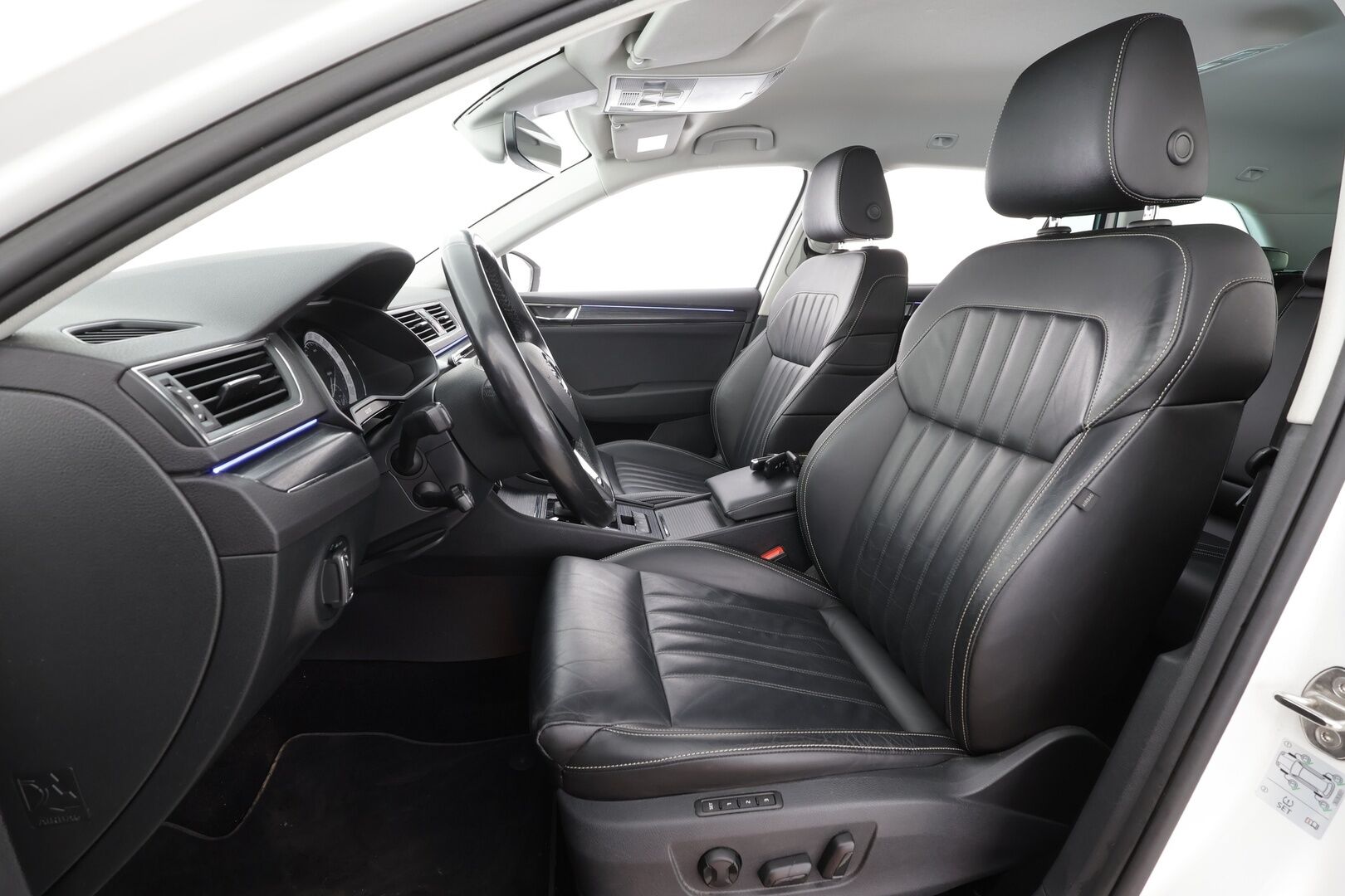 Skoda Superb 2020 Combi 2,0 TDI 190 4x4 Style BusinessLine DSG * ACC / Webasto / Canton / Nahkasisusta / Matrix-LED / Koukku / Keyless * - Kahdet renkaat aluvanteilla / Merkkihuollot