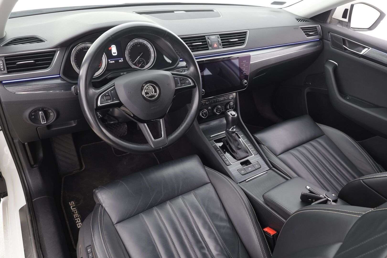 Skoda Superb 2020 Combi 2,0 TDI 190 4x4 Style BusinessLine DSG * ACC / Webasto / Canton / Nahkasisusta / Matrix-LED / Koukku / Keyless * - Kahdet renkaat aluvanteilla / Merkkihuollot