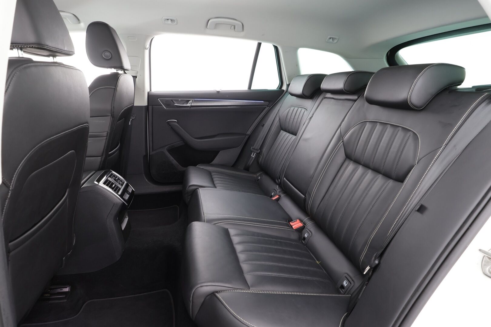 Skoda Superb 2020 Combi 2,0 TDI 190 4x4 Style BusinessLine DSG * ACC / Webasto / Canton / Nahkasisusta / Matrix-LED / Koukku / Keyless * - Kahdet renkaat aluvanteilla / Merkkihuollot