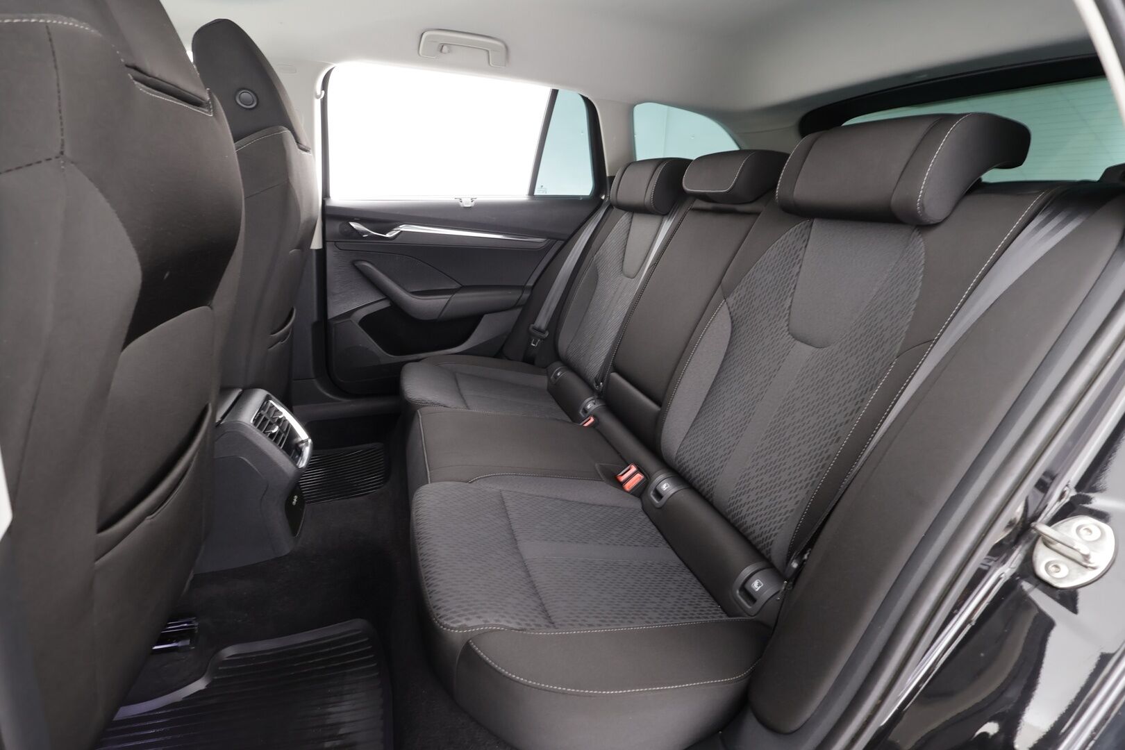 Skoda Octavia 2022 Combi 2.0 TDI 150 4x4 Style DSG . *  ACC  /  Webasto / Matrix LED  /  P.Kamera  /  Koukku  /  Hierovat penkit / Navi * - Suomi-auto / Merkkihuollettu / Kahdet renkaat / Juuri katsastettu