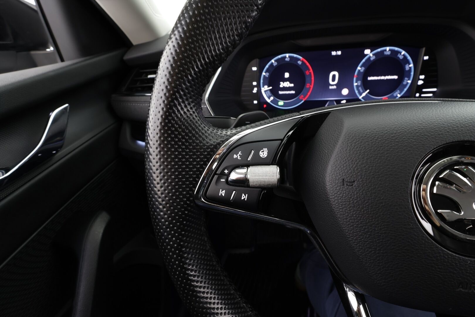 Skoda Octavia 2022 Combi 2.0 TDI 150 4x4 Style DSG . *  ACC  /  Webasto / Matrix LED  /  P.Kamera  /  Koukku  /  Hierovat penkit / Navi * - Suomi-auto / Merkkihuollettu / Kahdet renkaat / Juuri katsastettu