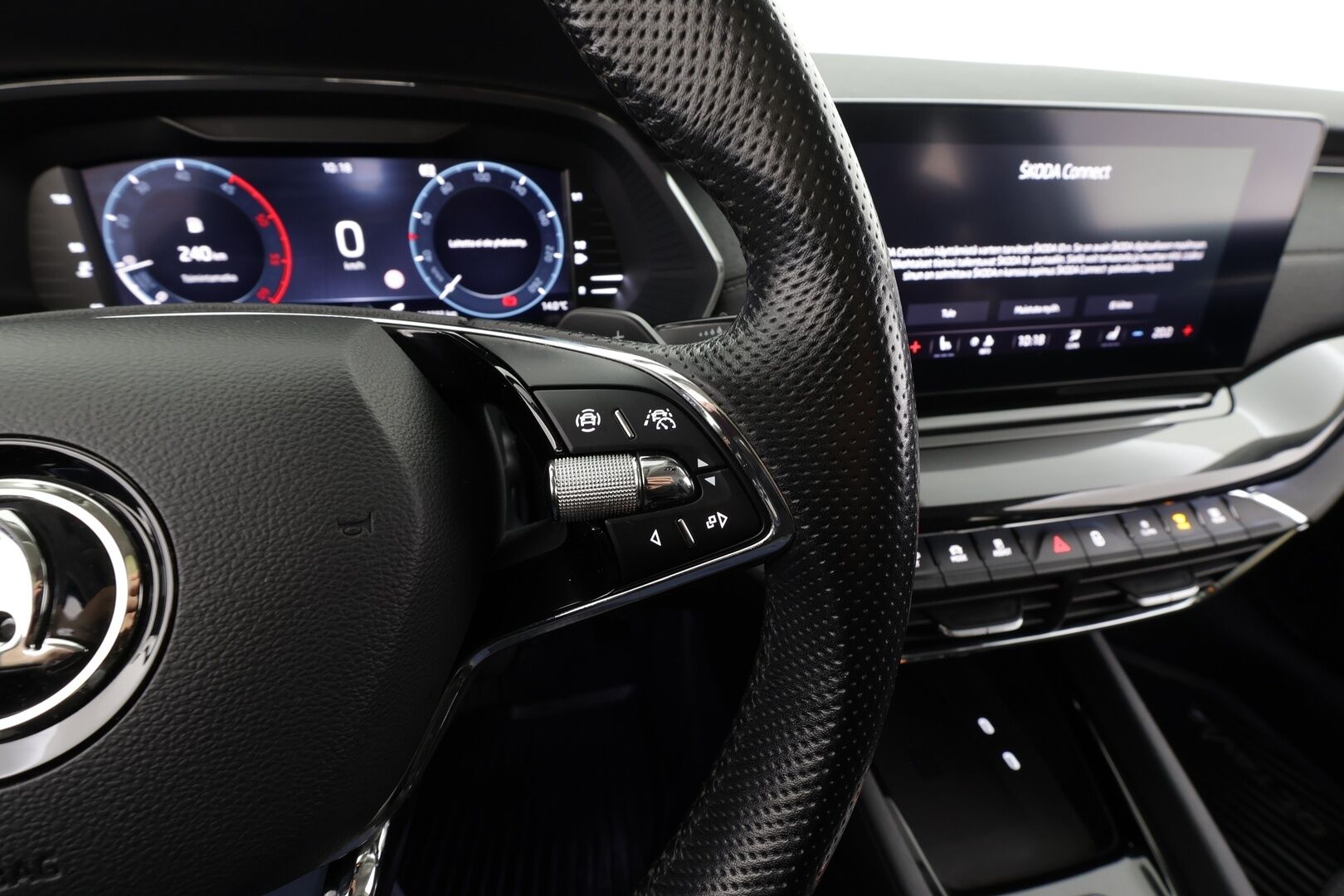 Skoda Octavia 2022 Combi 2.0 TDI 150 4x4 Style DSG . *  ACC  /  Webasto / Matrix LED  /  P.Kamera  /  Koukku  /  Hierovat penkit / Navi * - Suomi-auto / Merkkihuollettu / Kahdet renkaat / Juuri katsastettu