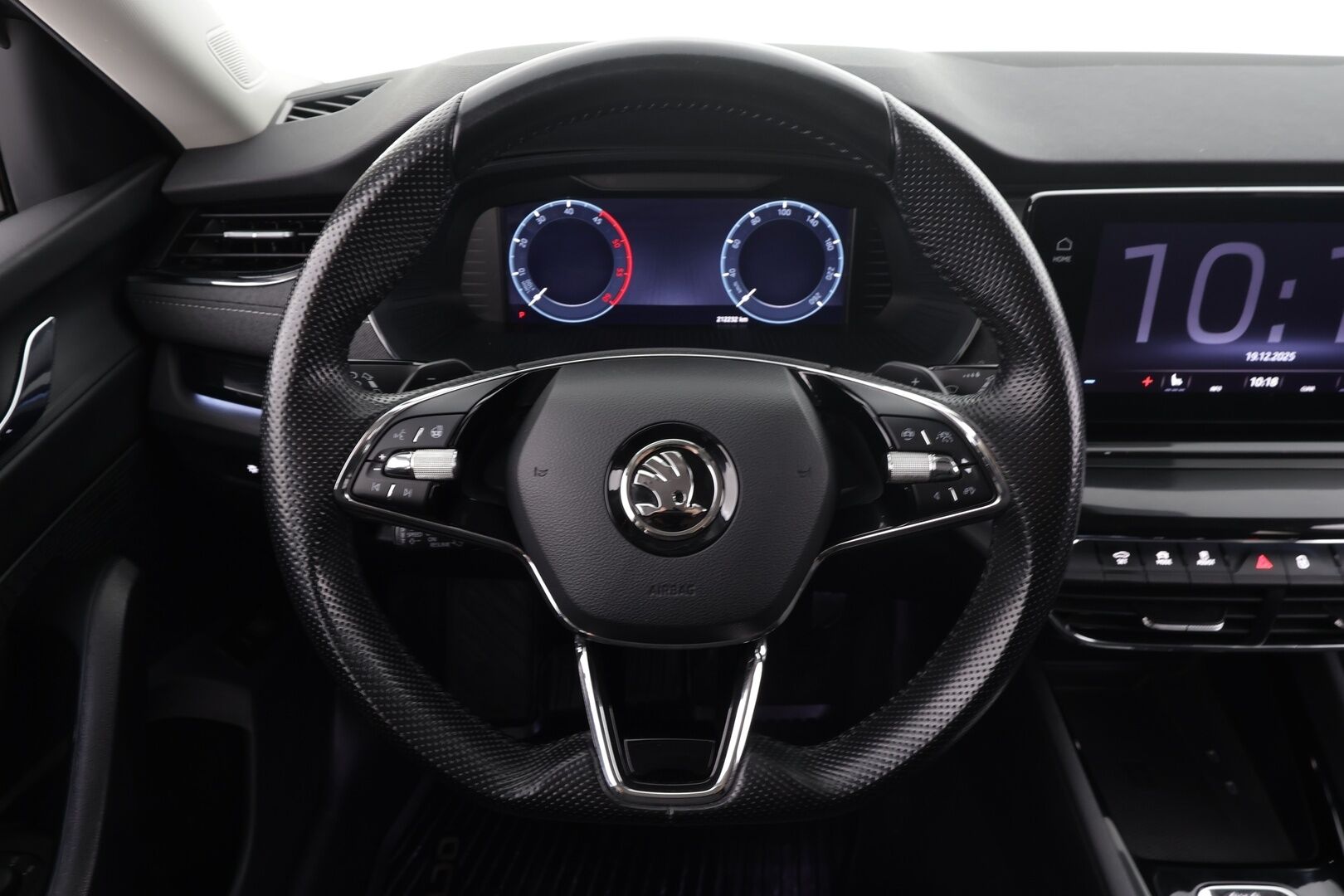 Skoda Octavia 2022 Combi 2.0 TDI 150 4x4 Style DSG . *  ACC  /  Webasto / Matrix LED  /  P.Kamera  /  Koukku  /  Hierovat penkit / Navi * - Suomi-auto / Merkkihuollettu / Kahdet renkaat / Juuri katsastettu