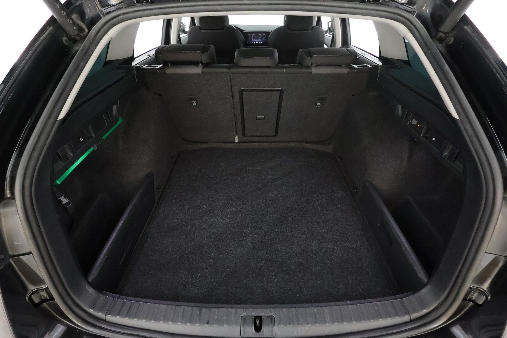 Skoda Octavia 2022 Combi 2.0 TDI 150 4x4 Style DSG . *  ACC  /  Webasto / Matrix LED  /  P.Kamera  /  Koukku  /  Hierovat penkit / Navi * - Suomi-auto / Merkkihuollettu / Kahdet renkaat / Juuri katsastettu