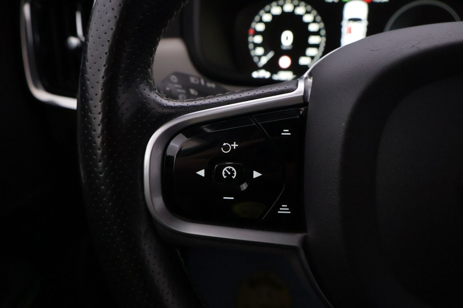 Volvo V90 2018 T8 AWD R-Design aut - | ACC | LED | Pilot Assist | Kaistavahti | VOC | Lohko | P.Kamera | Lämm.Ratti | S.Luukku | Sähkös. Istuimet |