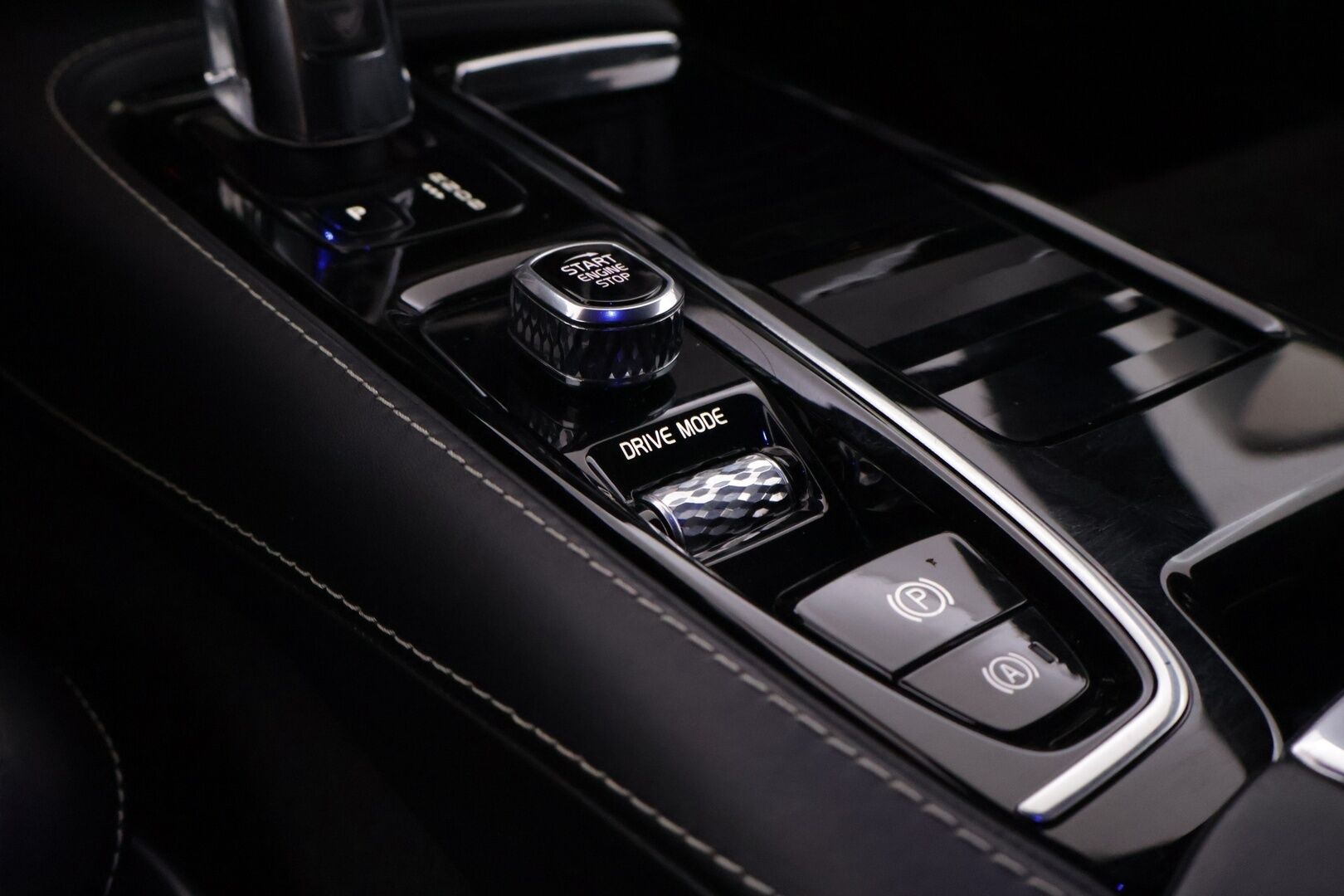 Volvo V90 2018 T8 AWD R-Design aut - | ACC | LED | Pilot Assist | Kaistavahti | VOC | Lohko | P.Kamera | Lämm.Ratti | S.Luukku | Sähkös. Istuimet | - KORKO VAIN 3,99 %