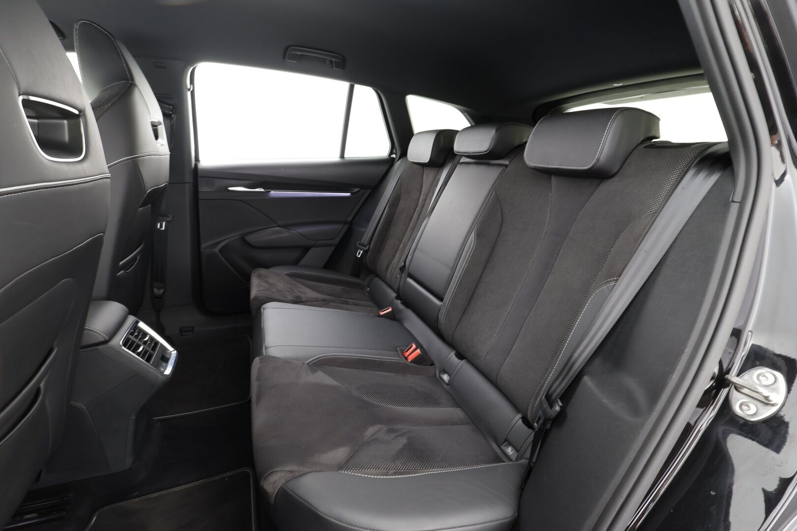 Skoda Enyaq 2023 80x 4x4 SportLine iV * ACC / ILP / Koukku / Skoda Crystal Matrix-LED / Muistipenkki / P.Kamera / Keyless / Apple&Android * - 1.Om Suomi-auto / Kahdet Renkaat / Koti & Kauppaaturi - HULLUT AVAJAISHULINAT KORKOTARJOUS 3,29 %