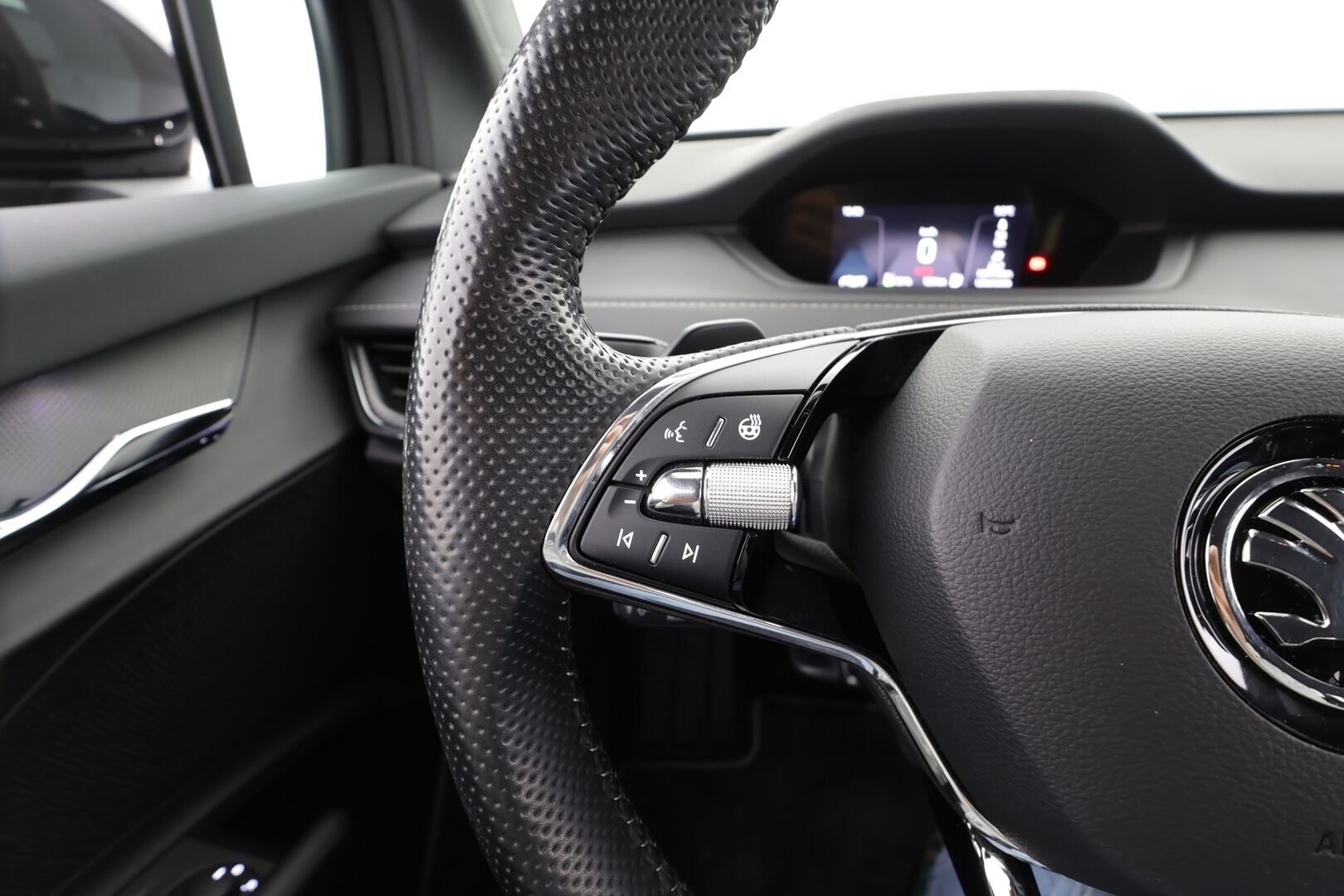 Skoda Enyaq 2023 80x 4x4 SportLine iV * ACC / ILP / Koukku / Skoda Crystal Matrix-LED / Muistipenkki / P.Kamera / Keyless / Apple&Android * - 1.Om Suomi-auto / Kahdet Renkaat / Koti & Kauppaaturi - HULLUT AVAJAISHULINAT KORKOTARJOUS 3,29 %