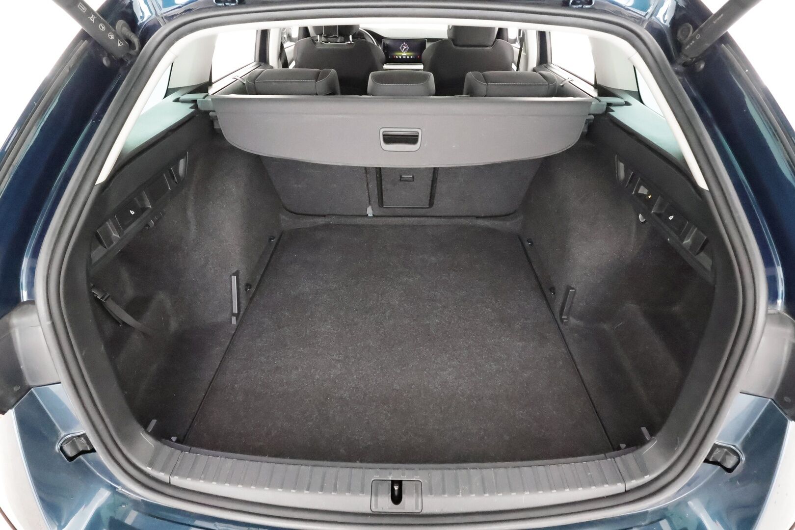 Skoda Octavia 2023 Combi 1.5 TSI Style eTEC DSG * Koukku / ACC / Webasto / Matrix-LED /  P.Kamera / Smartlink / Keyless * - 1-om Suomi-auto / Kahdet renkaat aluvanteilla / Merkkihuollot