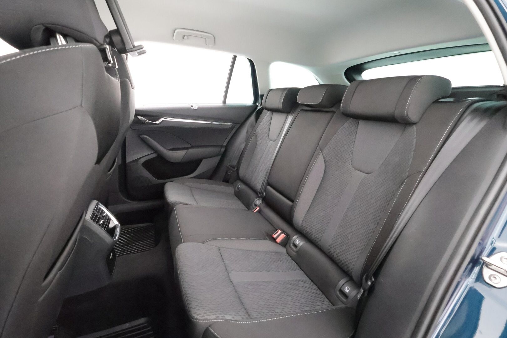 Skoda Octavia 2023 Combi 1.5 TSI Style eTEC DSG * Koukku / ACC / Webasto / Matrix-LED /  P.Kamera / Smartlink / Keyless * - 1-om Suomi-auto / Kahdet renkaat aluvanteilla / Merkkihuollot