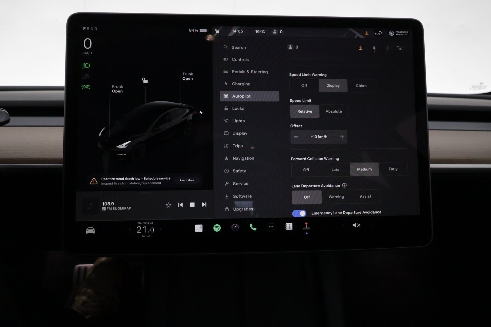 Tesla Model 3 2023 Performance - 3,99 % KORKOTARJOUS TÄHÄN AUTOON - 1Om Suomiauto / Autopilot / ILP / Premium Audio / Kattokaiteet / 2x Renkaat aluvantein / Aviloo akkutesti 96/100!