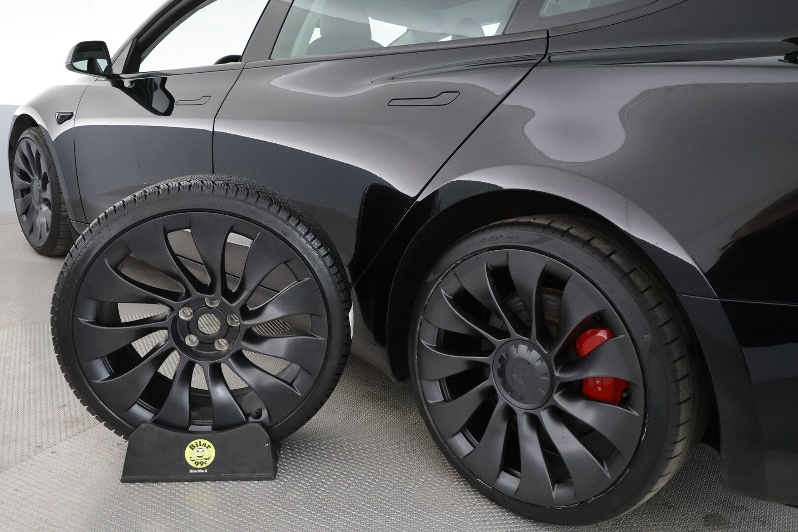 Tesla Model 3 2023 Performance - 3,99 % KORKOTARJOUS TÄHÄN AUTOON - 1Om Suomiauto / Autopilot / ILP / Premium Audio / Kattokaiteet / 2x Renkaat aluvantein / Aviloo akkutesti 96/100!