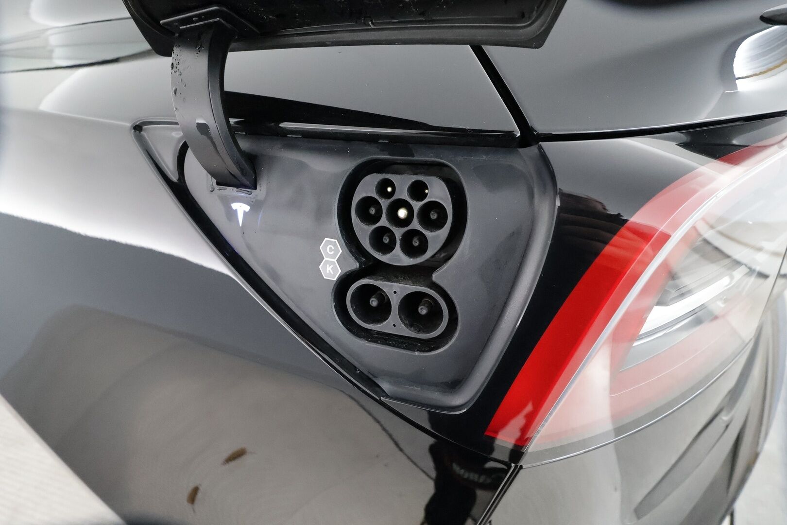 Tesla Model 3 2023 Performance - 3,99 % KORKOTARJOUS TÄHÄN AUTOON - 1Om Suomiauto / Autopilot / ILP / Premium Audio / Kattokaiteet / 2x Renkaat aluvantein / Aviloo akkutesti 96/100!