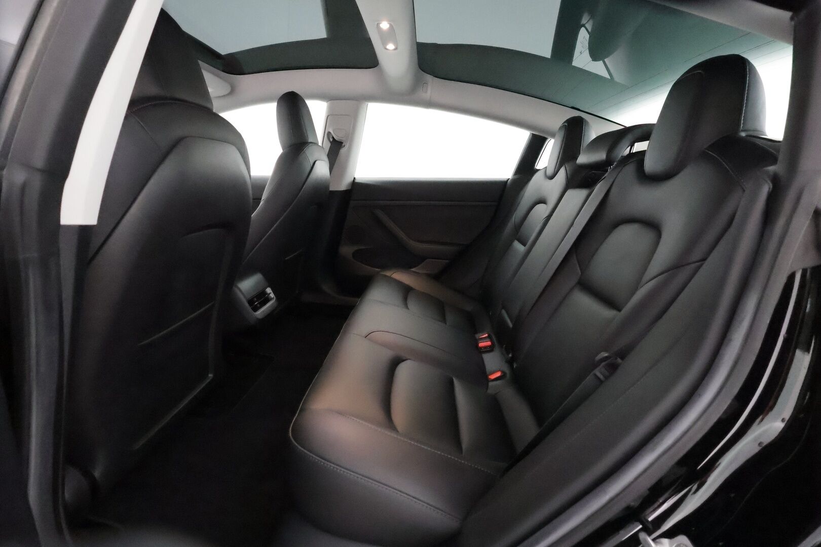 Tesla Model 3 2023 Performance - 3,99 % KORKOTARJOUS TÄHÄN AUTOON - 1Om Suomiauto / Autopilot / ILP / Premium Audio / Kattokaiteet / 2x Renkaat aluvantein / Aviloo akkutesti 96/100!