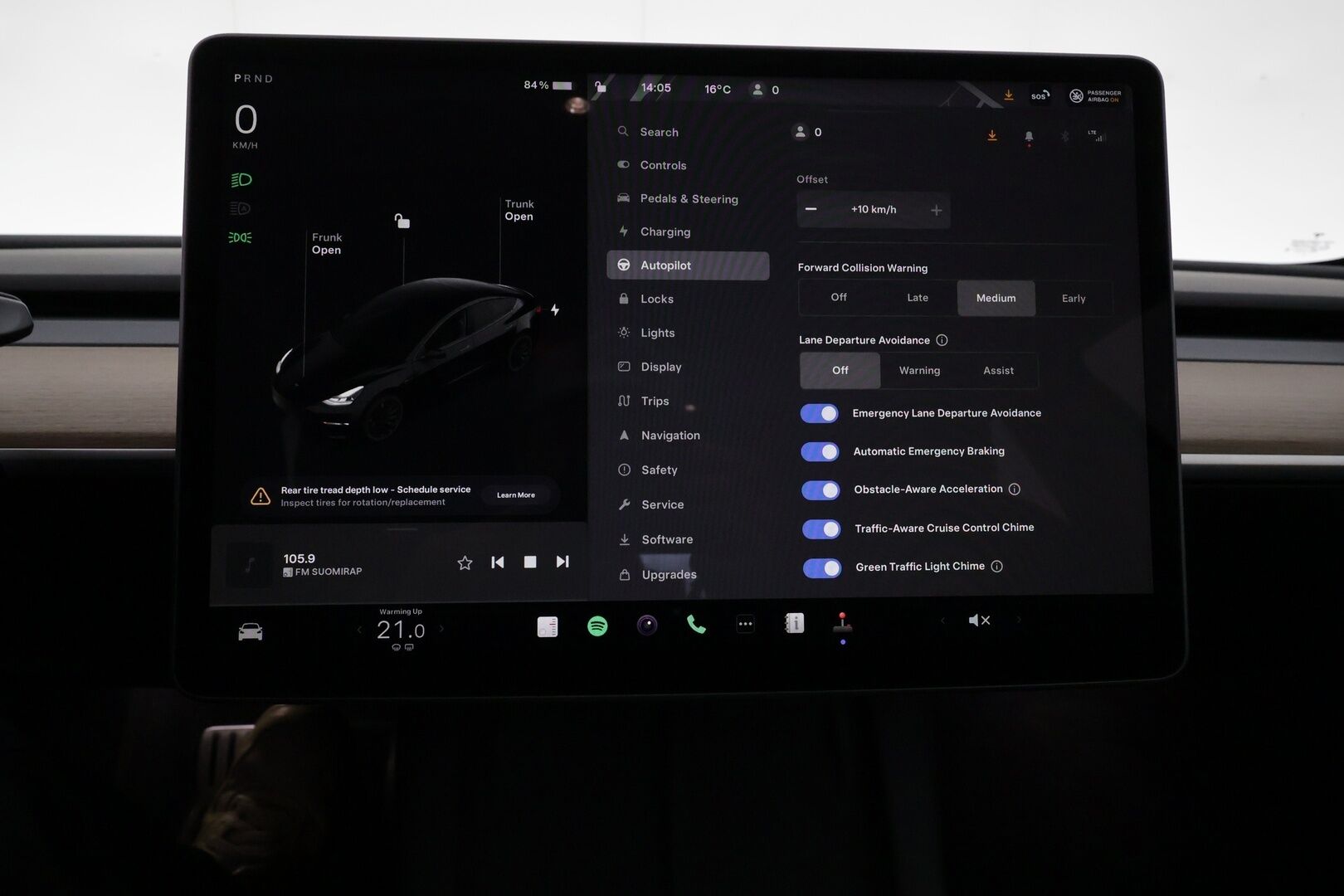 Tesla Model 3 2023 Performance - 3,99 % KORKOTARJOUS TÄHÄN AUTOON - 1Om Suomiauto / Autopilot / ILP / Premium Audio / Kattokaiteet / 2x Renkaat aluvantein / Aviloo akkutesti 96/100!