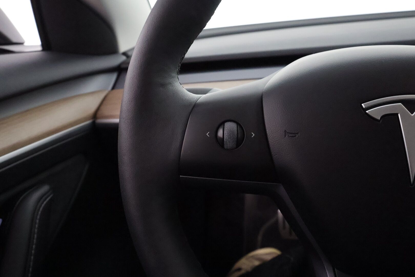 Tesla Model 3 2023 Performance - 3,99 % KORKOTARJOUS TÄHÄN AUTOON - 1Om Suomiauto / Autopilot / ILP / Premium Audio / Kattokaiteet / 2x Renkaat aluvantein / Aviloo akkutesti 96/100!