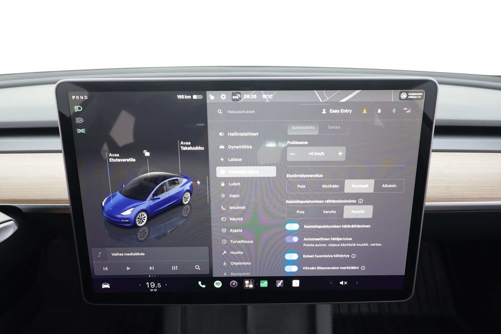Tesla Model 3 2023 RWD - | ACC | ILP | Koukku | Ryzen | Matrix | Lasikatto | Sähkönahat | Muistipenkki | P.kamera | Autosteer | 2x renkaat aluin | 1-om suomiauto |