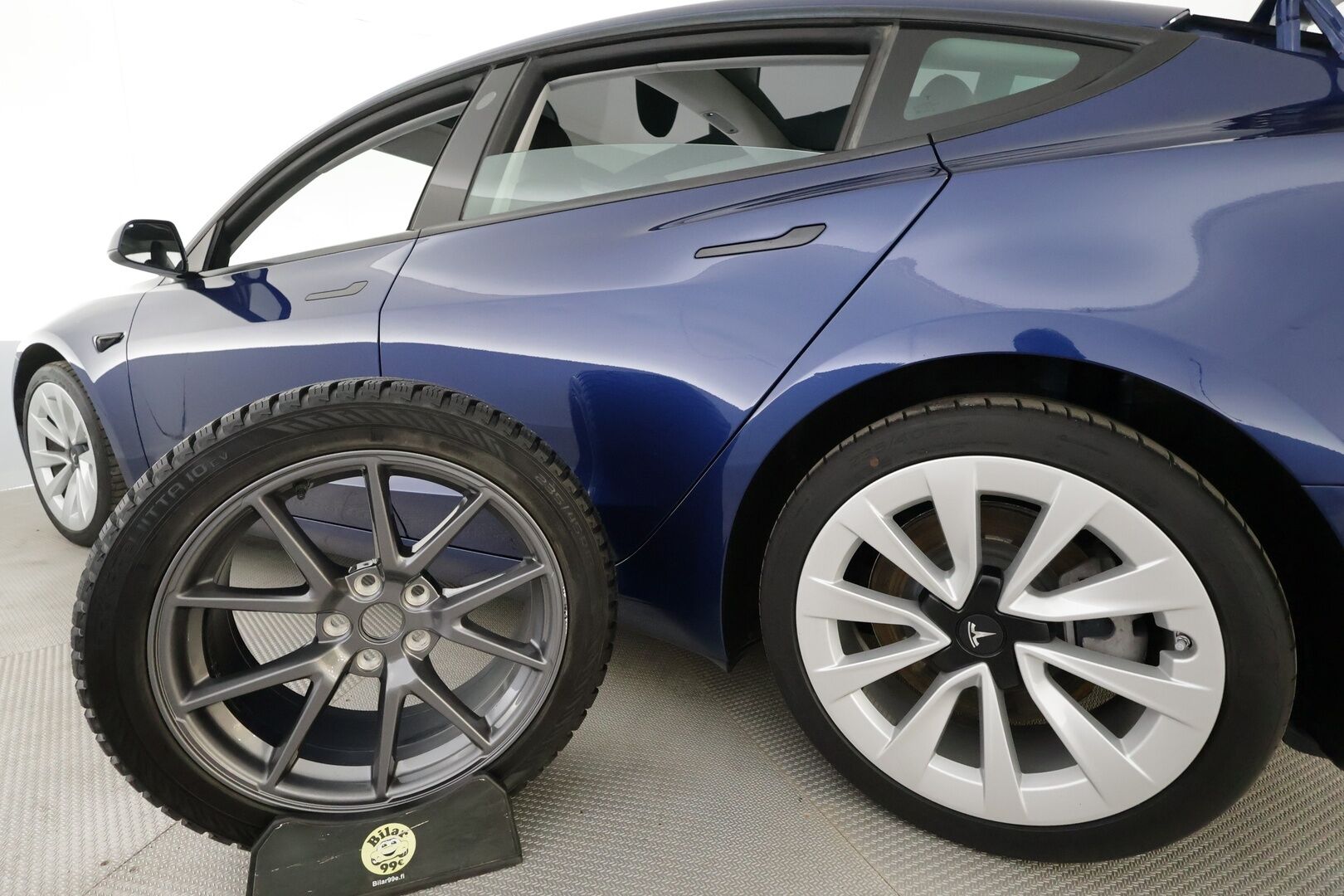 Tesla Model 3 2023 RWD - | ACC | ILP | Koukku | Ryzen | Matrix | Lasikatto | Sähkönahat | Muistipenkki | P.kamera | Autosteer | 2x renkaat aluin | 1-om suomiauto |