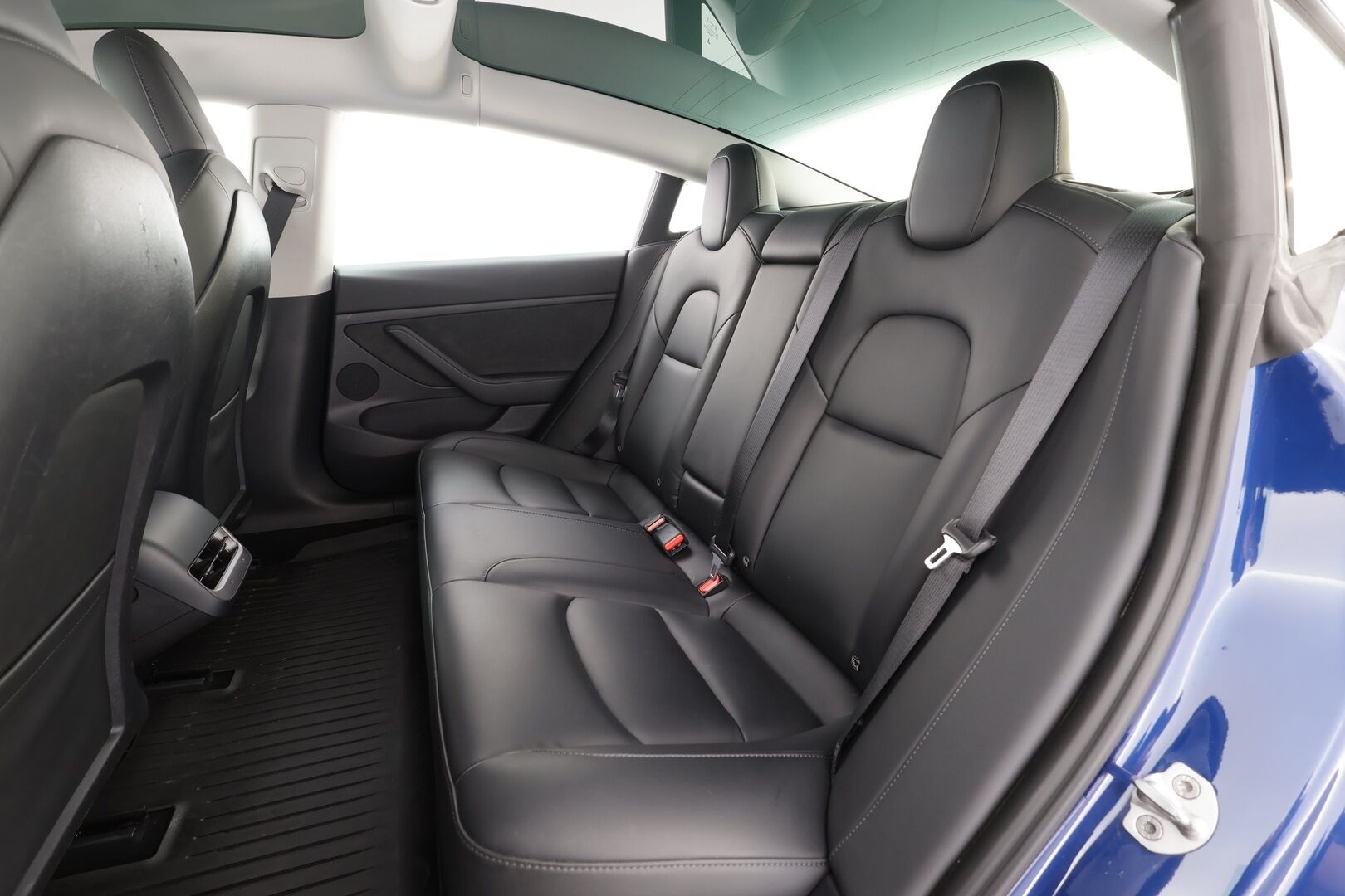 Tesla Model 3 2023 RWD - | ACC | ILP | Koukku | Ryzen | Matrix | Lasikatto | Sähkönahat | Muistipenkki | P.kamera | Autosteer | 2x renkaat aluin | 1-om suomiauto |