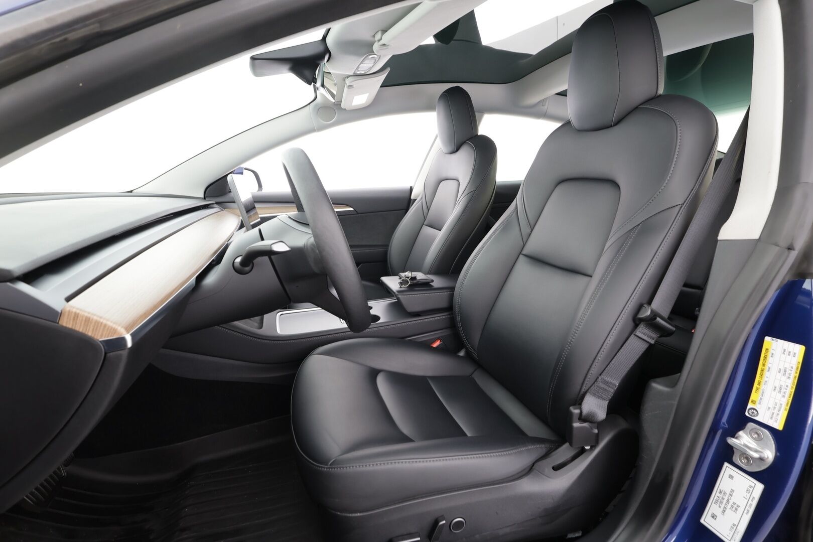 Tesla Model 3 2023 RWD - | ACC | ILP | Koukku | Ryzen | Matrix | Lasikatto | Sähkönahat | Muistipenkki | P.kamera | Autosteer | 2x renkaat aluin | 1-om suomiauto |