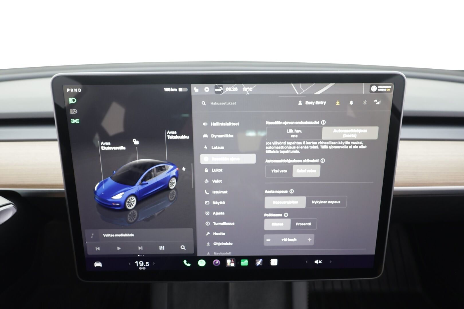 Tesla Model 3 2023 RWD - | ACC | ILP | Koukku | Ryzen | Matrix | Lasikatto | Sähkönahat | Muistipenkki | P.kamera | Autosteer | 2x renkaat aluin | 1-om suomiauto |