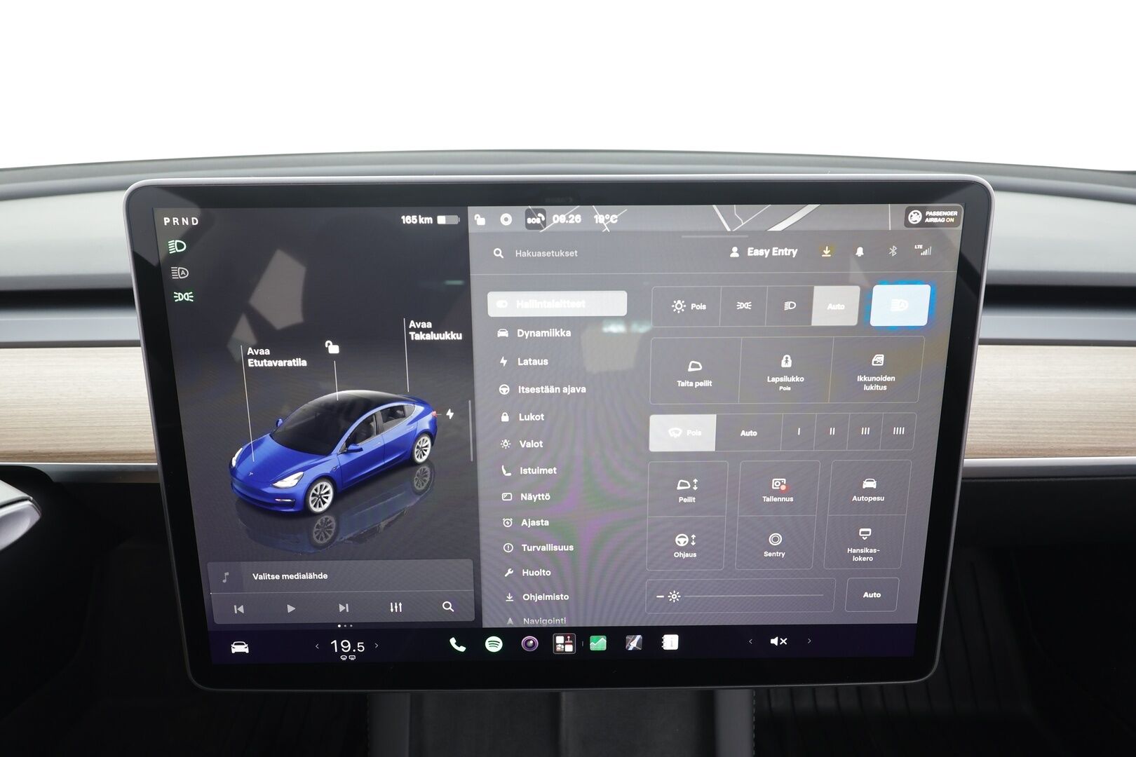 Tesla Model 3 2023 RWD - | ACC | ILP | Koukku | Ryzen | Matrix | Lasikatto | Sähkönahat | Muistipenkki | P.kamera | Autosteer | 2x renkaat aluin | 1-om suomiauto |