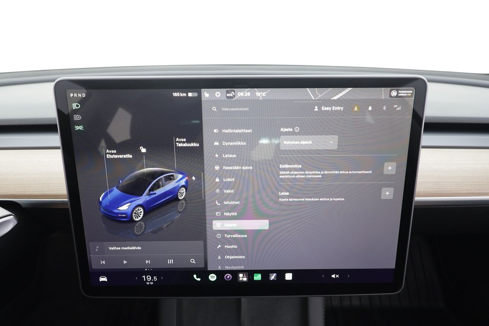 Tesla Model 3 2023 RWD - | ACC | ILP | Koukku | Ryzen | Matrix | Lasikatto | Sähkönahat | Muistipenkki | P.kamera | Autosteer | 2x renkaat aluin | 1-om suomiauto |
