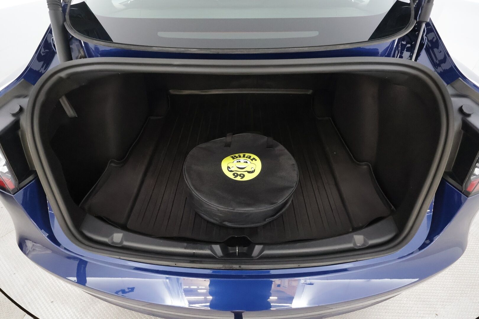 Tesla Model 3 2023 RWD - | ACC | ILP | Koukku | Ryzen | Matrix | Lasikatto | Sähkönahat | Muistipenkki | P.kamera | Autosteer | 2x renkaat aluin | 1-om suomiauto |