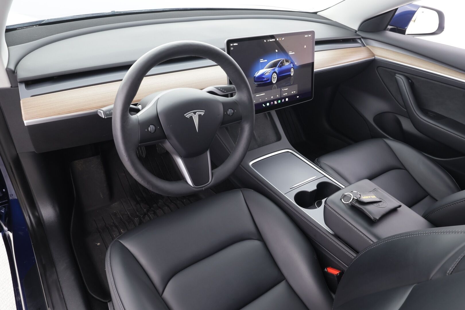 Tesla Model 3 2023 RWD - | ACC | ILP | Koukku | Ryzen | Matrix | Lasikatto | Sähkönahat | Muistipenkki | P.kamera | Autosteer | 2x renkaat aluin | 1-om suomiauto |