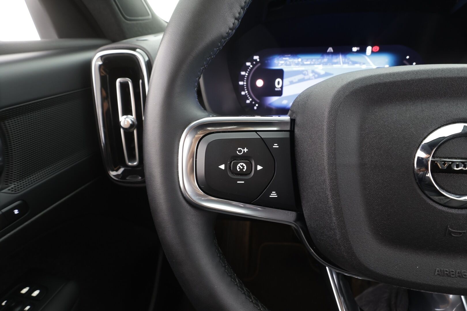 Volvo XC40 2023 Recharge Single Plus aut - | 1-om suomiauto | ACC | ILP | Muistipenkki | Sporttipenkit | P.kamera | BLIS | Pilot assist | Keyless | Koukku | 2x renkaat aluin | 