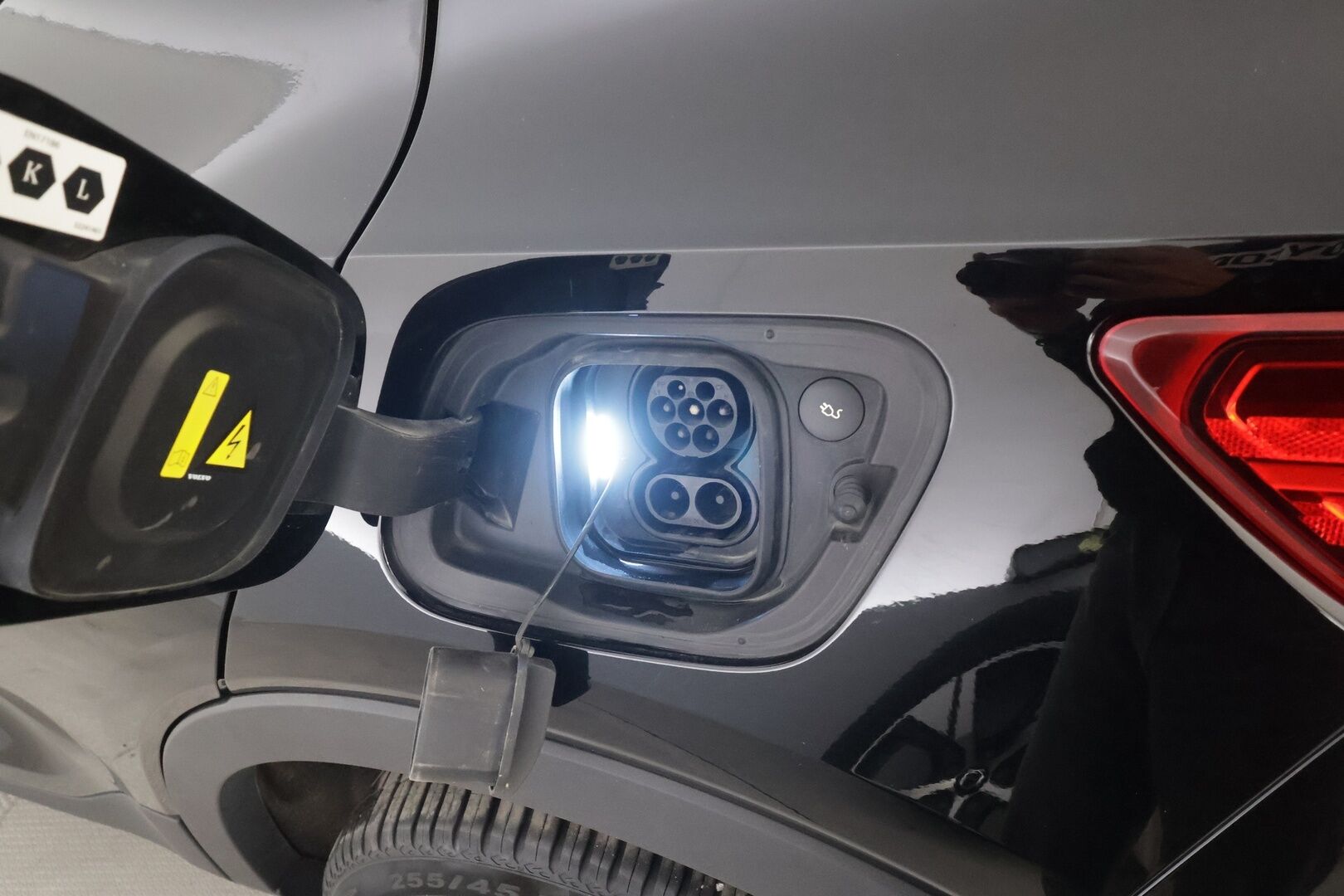 Volvo XC40 2023 Recharge Single Plus aut - | 1-om suomiauto | ACC | ILP | Muistipenkki | Sporttipenkit | P.kamera | BLIS | Pilot assist | Keyless | Koukku | 2x renkaat aluin | 